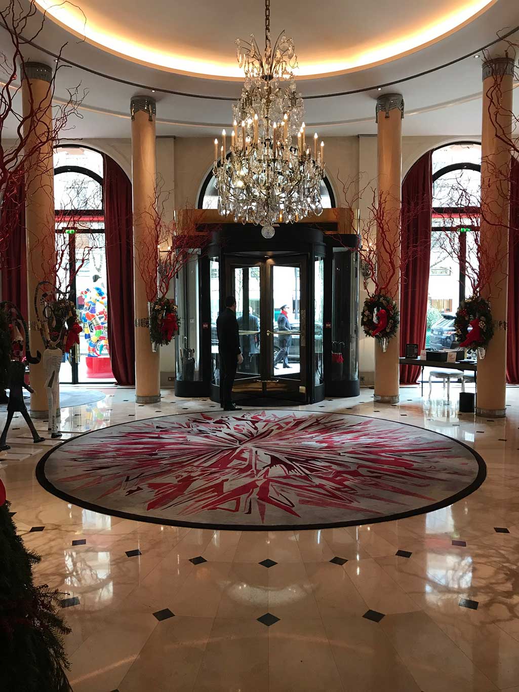 Die beeindruckende Hotellobby des&nbsp;Plaza Athénée in Paris.&nbsp;