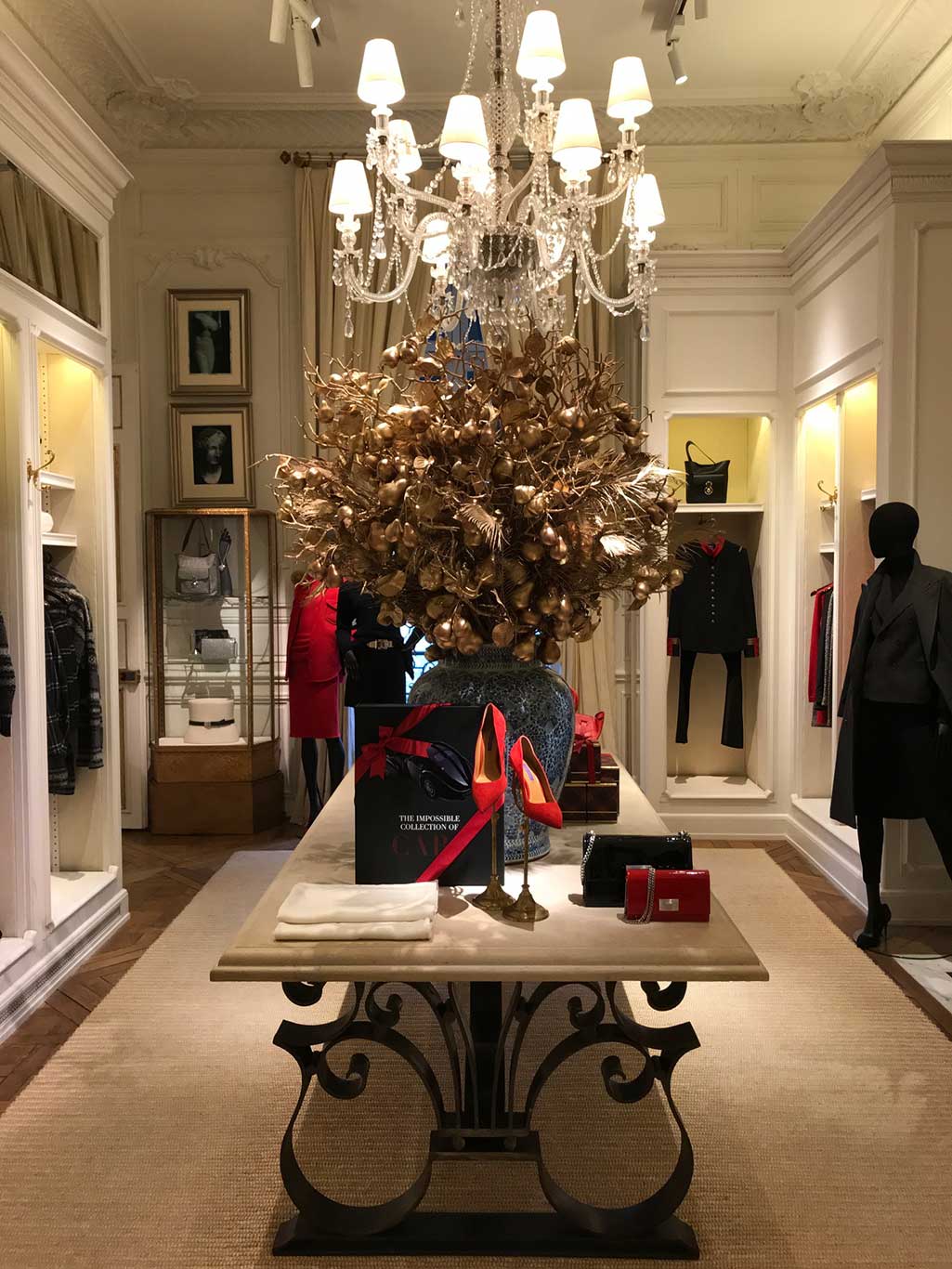 Die diesjährige Weihnachtsdekoration bei Ralph Lauren überzeugt mit schwarzen, goldenen und roten Farbakzenten.&nbsp;