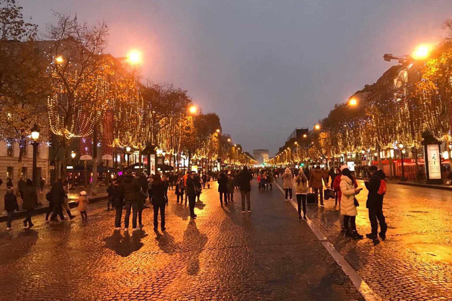 Die Beleuchtung der Champs-Élysées versetzt jeden noch so grummeligen Weihnachtsmuffel in eine vorweihnachtliche Stimmung.&nbsp;