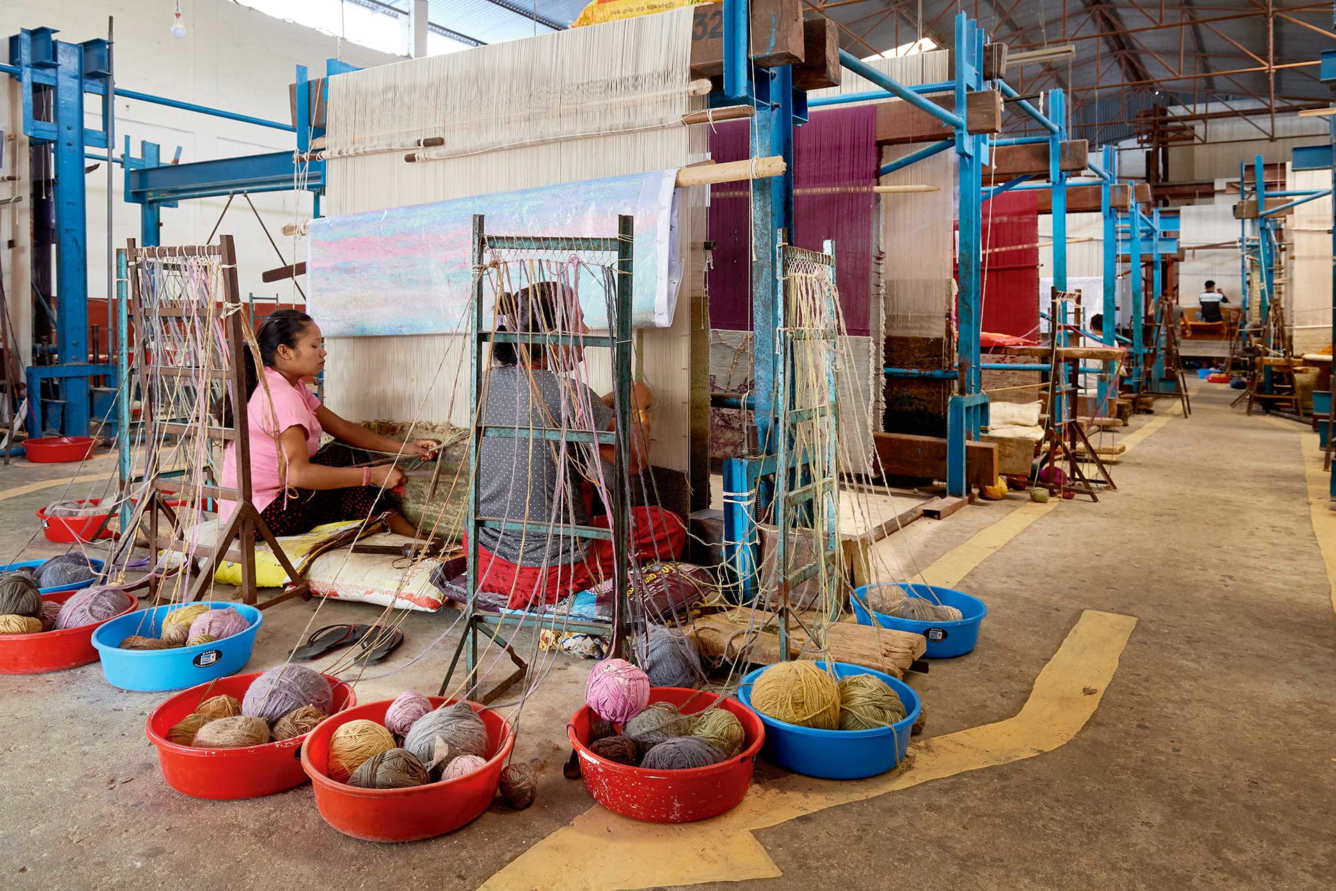 Nepal-Impressionen:&nbsp;Nepalesische Frauen beim Knüpfen der Teppiche. Meistens arbeiten sie noch in familiengeführten Betrieben.
