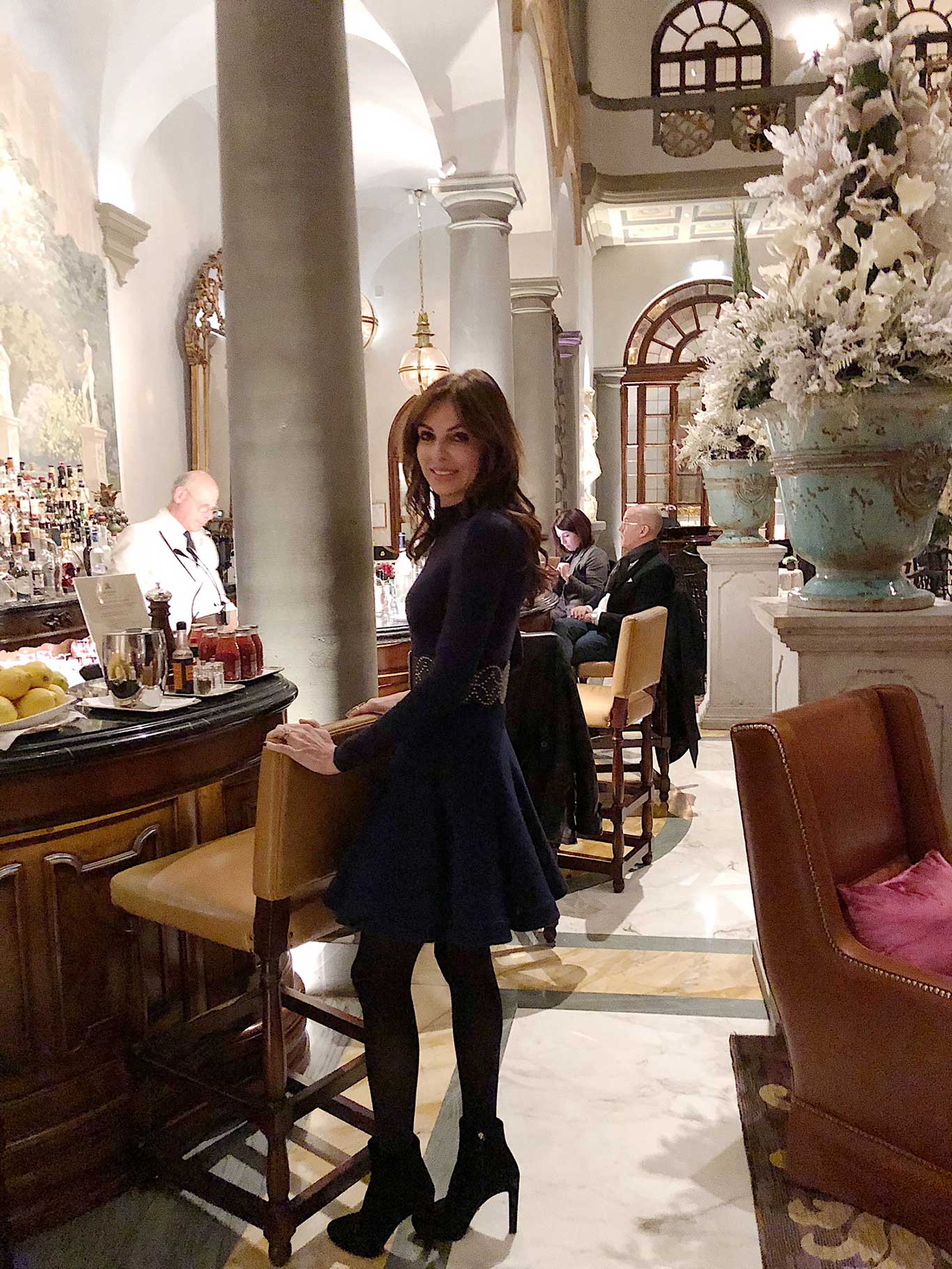LIVING Herausgeberin Angelika Rosam inspiziert die Bar des&nbsp;»St. Regis«&nbsp;in Florenz.&nbsp;