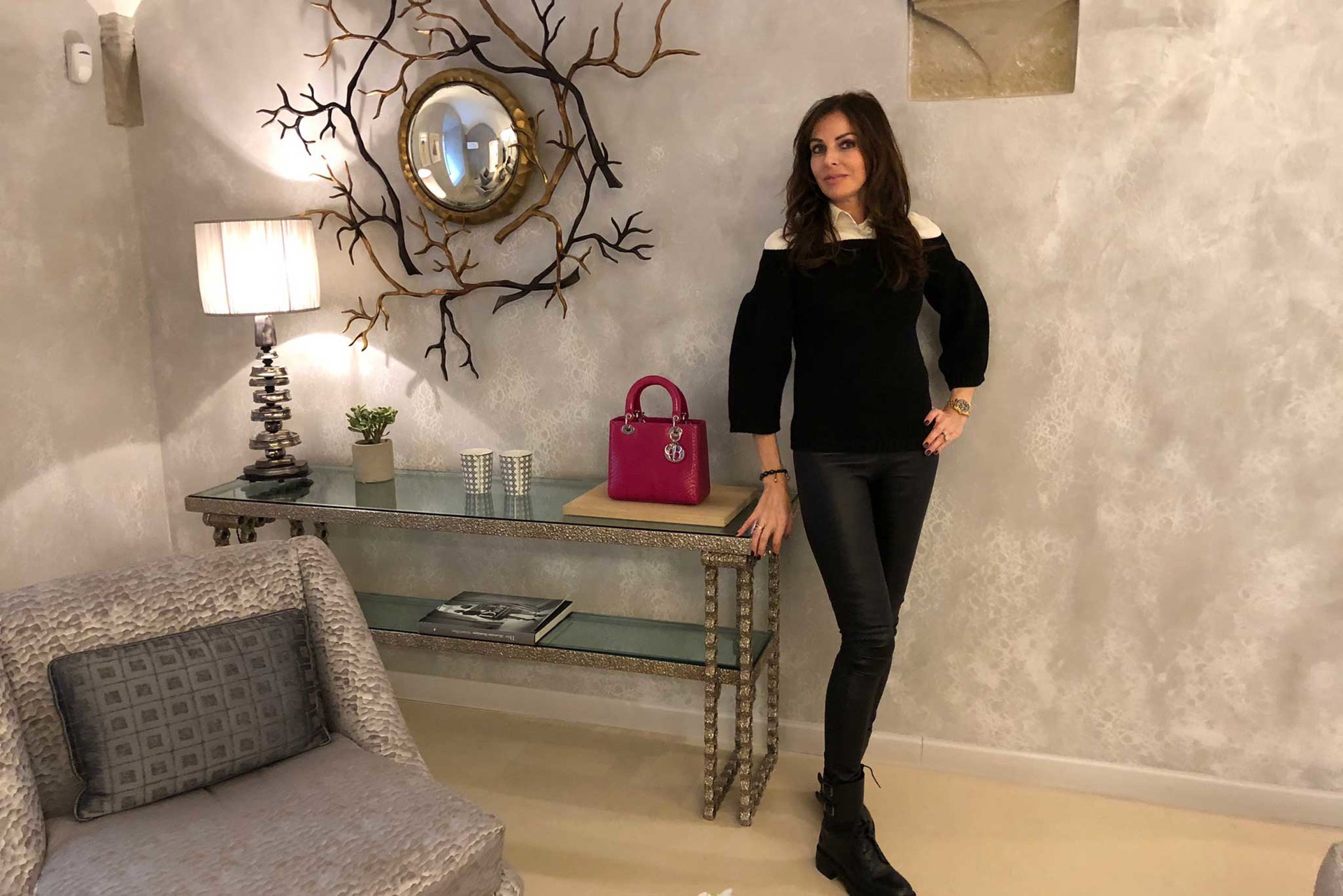 Angelika Rosam in der Dior-Boutique. Der Store wurde von dem gefeierten Architekten&nbsp;Peter Marino designt.&nbsp;