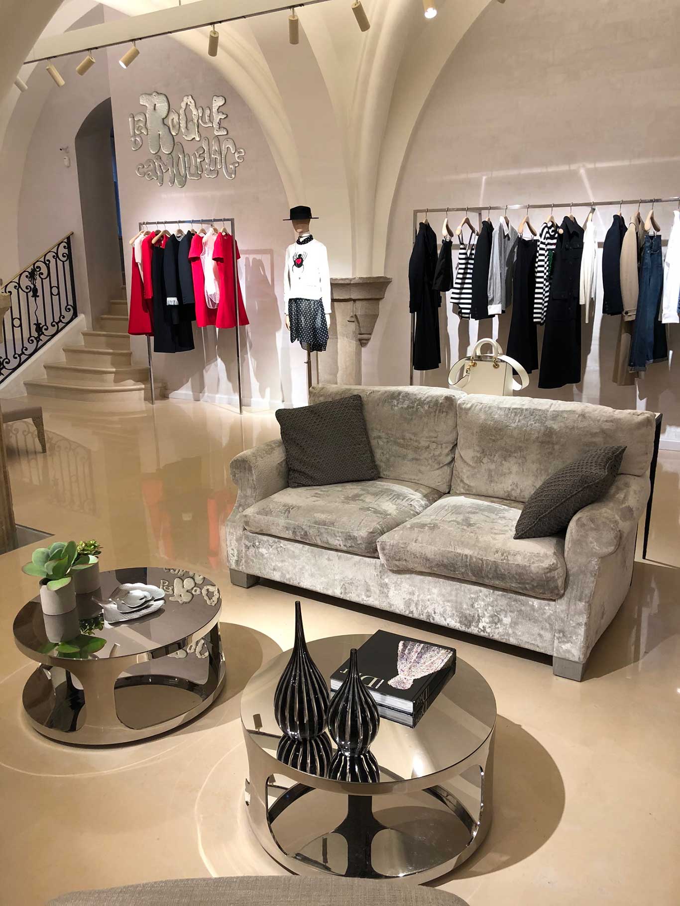 Die Dior-Boutique ist in einem ehemaligem Kloster untergebracht. Weiteres Highlight: der Künstler&nbsp;Rob Wynne war exklusiv für die Kunstgestaltung der Räume zuständig.&nbsp;