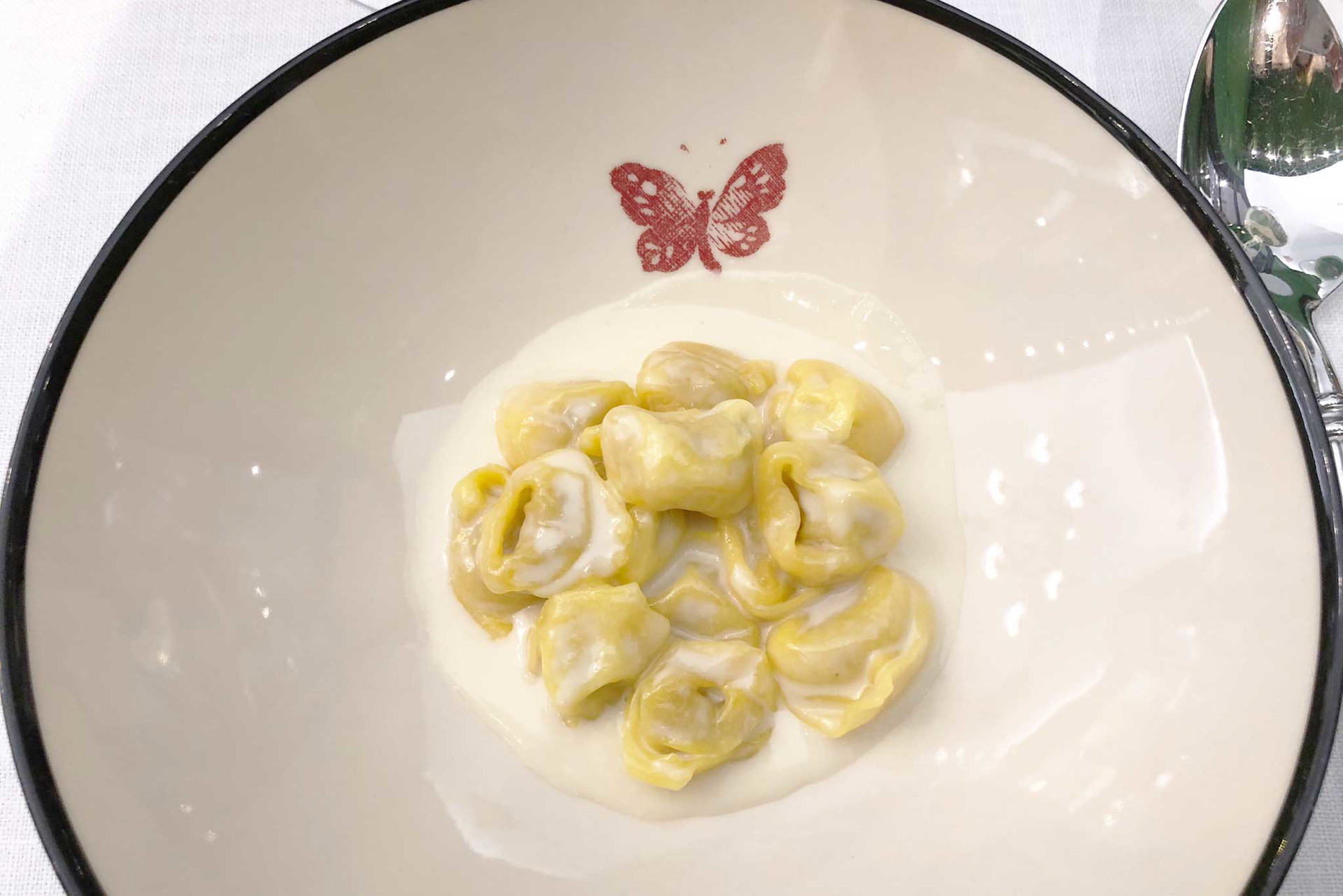 Der Signature Dish von Massimo Bottura:&nbsp;Tortellini mit Grana Sauce.&nbsp;