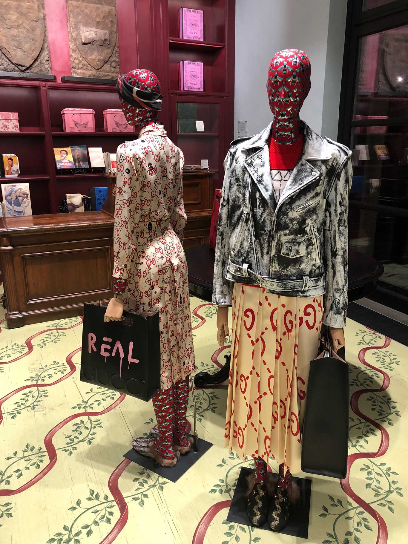 Selbst die Mannequins sind mit Gucci Stoff bezogen.&nbsp;