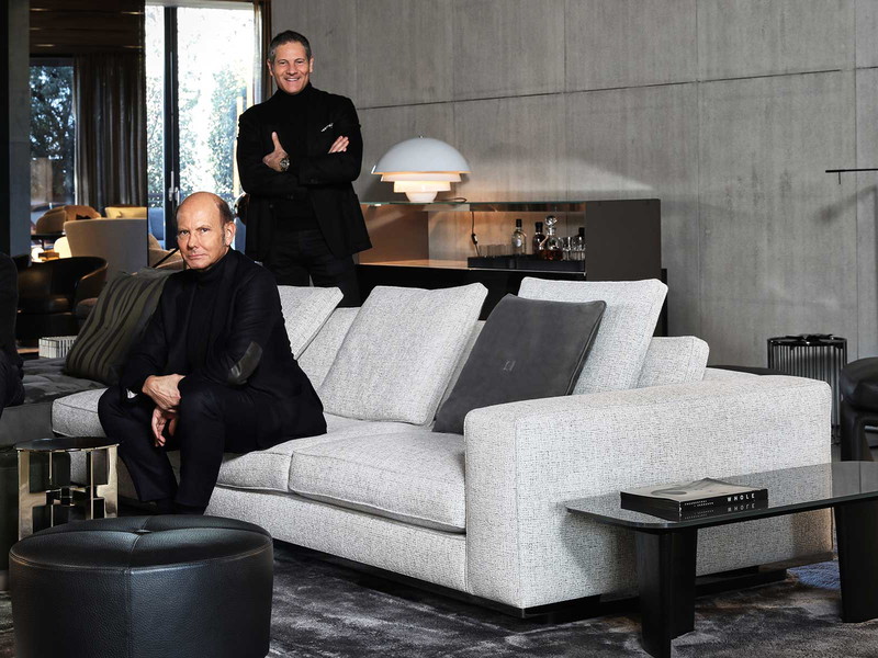 Im Showroom in Meda traf LIVING den Minotti-Clan zum Interview und Shooting. V. l. n. r.: Rodolfo Dordoni, Renato und Roberto Minotti.