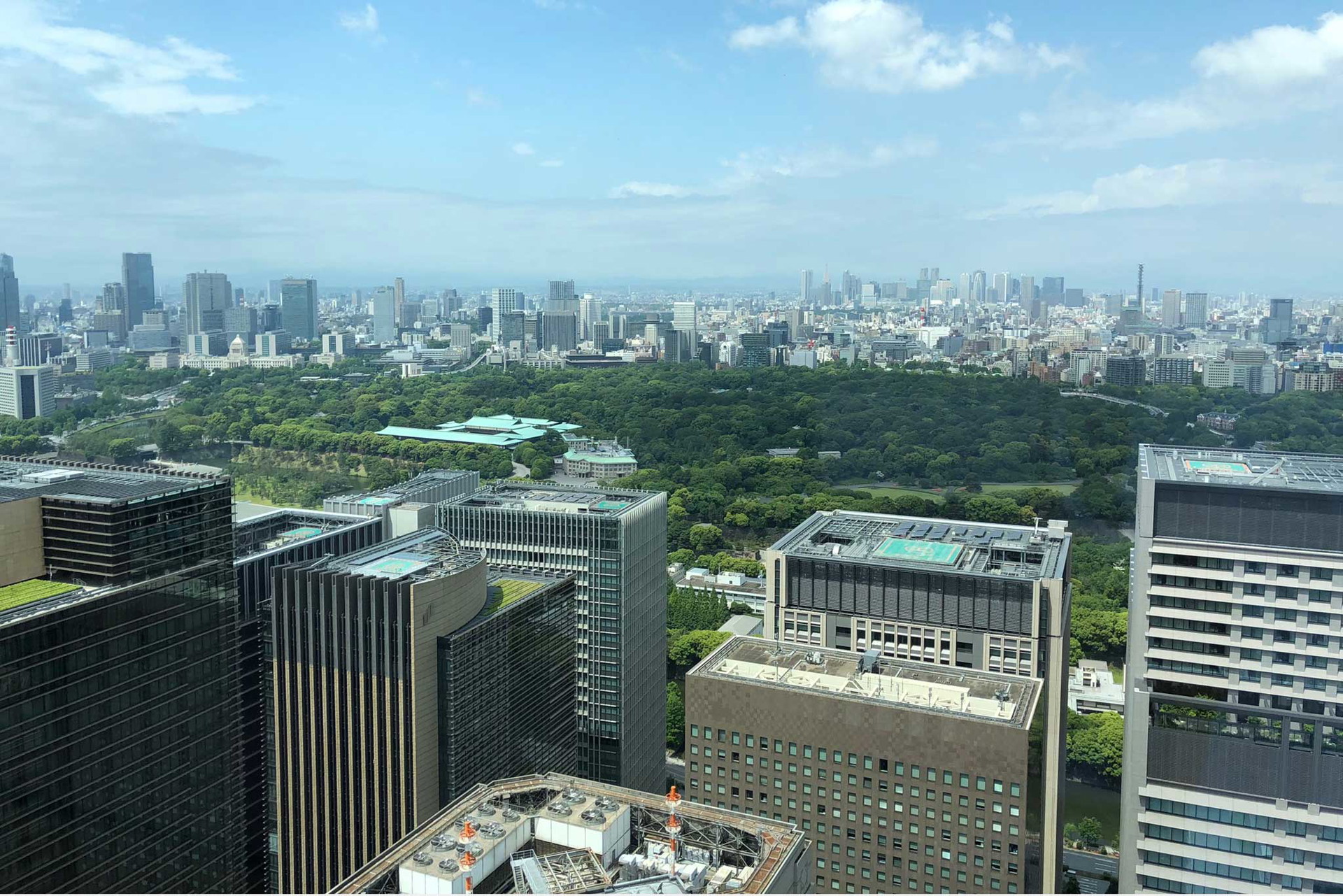 Eines der vielen Highlights des »Aman Tokio« Hotels ist die Aussicht aus dem 53. Stock – praktisch, dass sich auch die berühmte Cocktailbar des Hotels hier befindet.&nbsp;