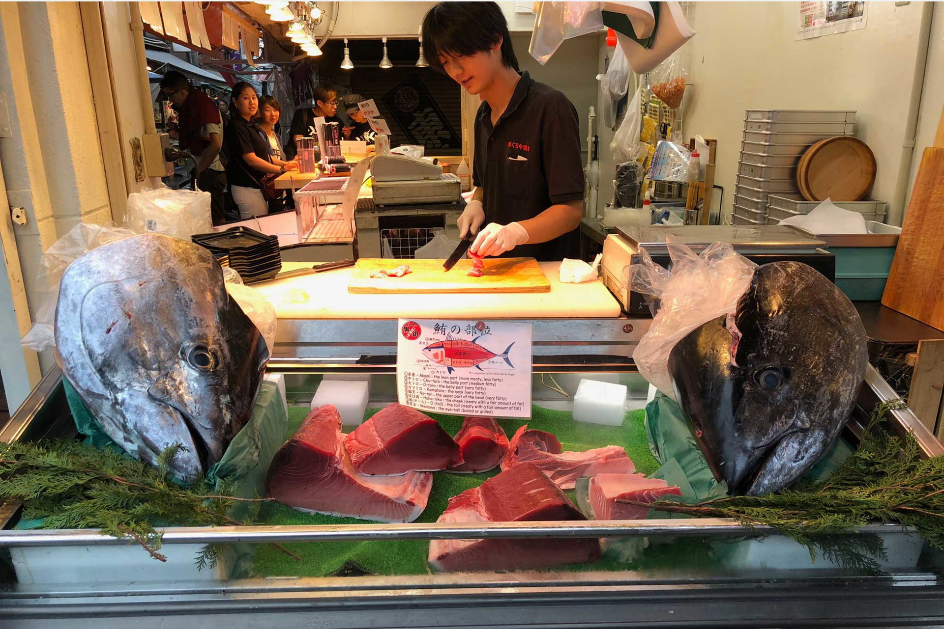 Ein Besuch auf dem Fischmarkt »Tsukiji« ist ein unvergessliches Erlebnis. Auf dem größten Fischmarkt Tokios werden täglich bis zu&nbsp;2000 Tonnen Fisch umgeschlagen.
