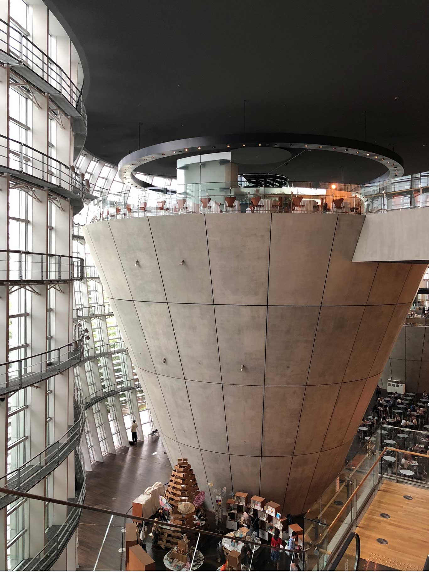 Auch das Innere des Museums verschlägt einem regelrecht die Sprache. Infos über: nact.jp