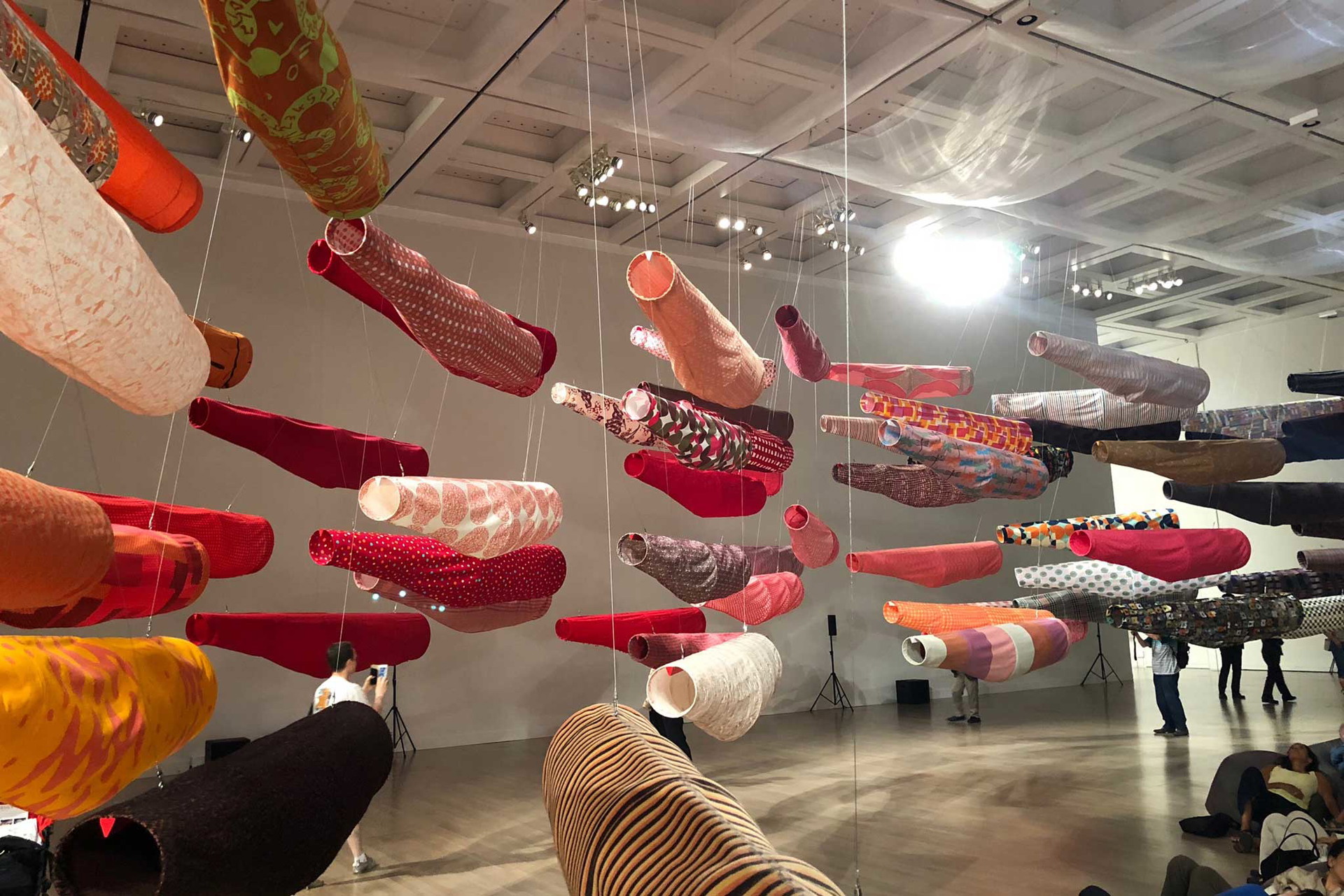 Für alle die gerade in Tokio sind – Die Ausstellung »Koinobori Now!«&nbsp;läuft noch bis 28. Mai im&nbsp;National Art Center.&nbsp;