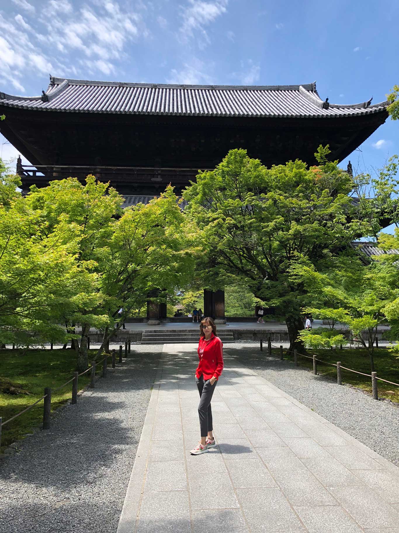 LIVING Herausgeberin Angelika Rosam vor dem berühmten »Nanzenji Tempel« in Kyoto.&nbsp;