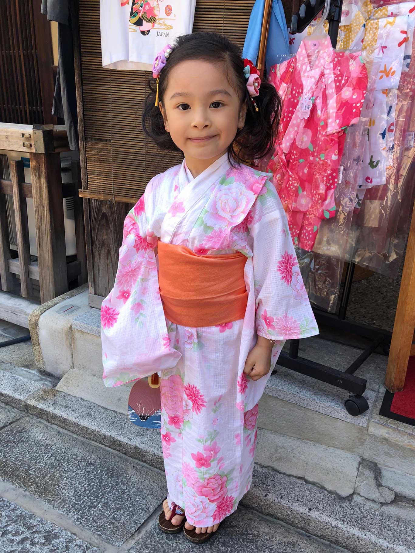 Ein kleines Mädchen präsentiert stolz ihren rosa Kimono.&nbsp;