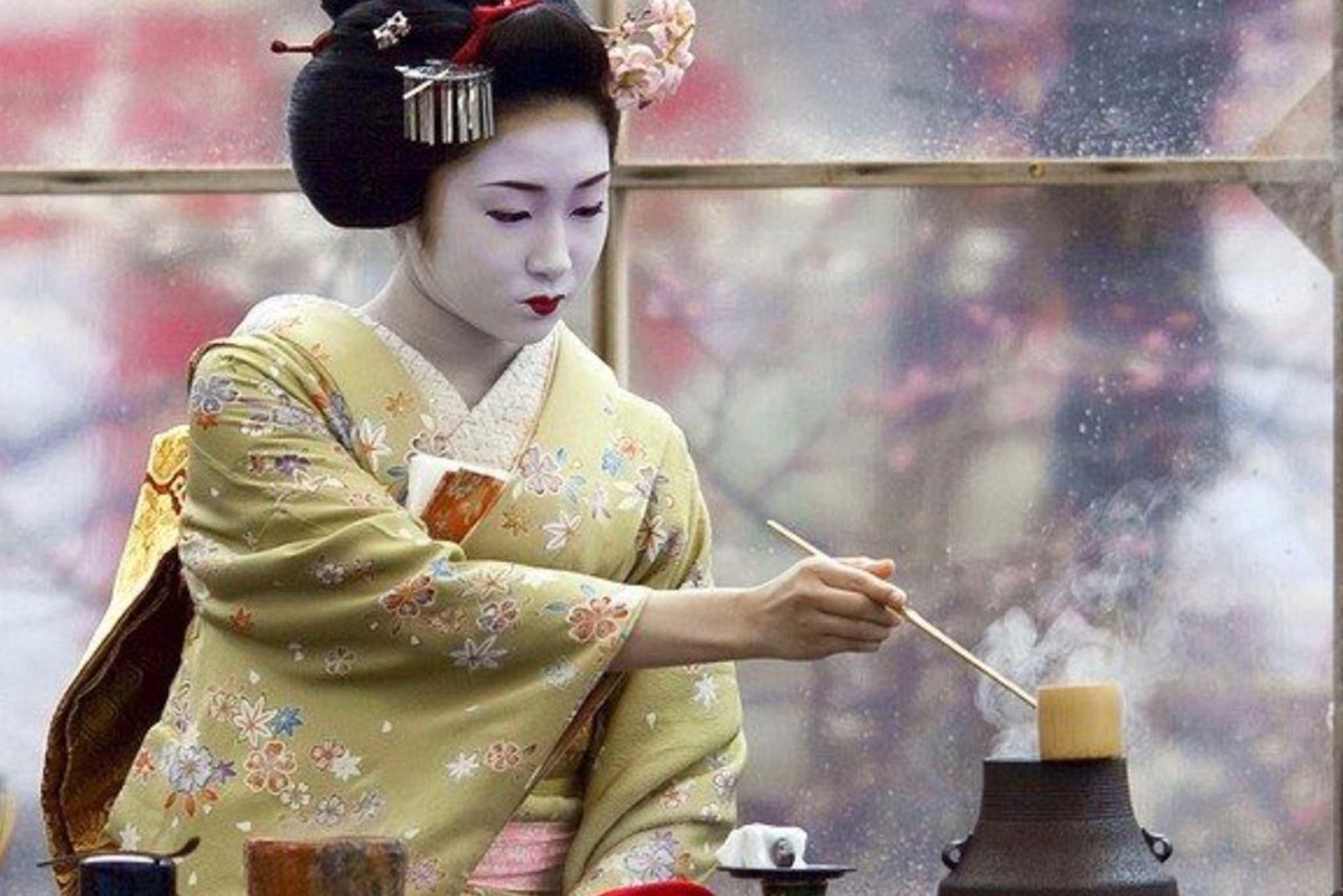 »Maiko Katsuru« zelebriert die »Ryurei Style Tee Zeremonie«. »Maiko« ist&nbsp; übrigens auch der gängige Name für Geishas in Kyoto.&nbsp;