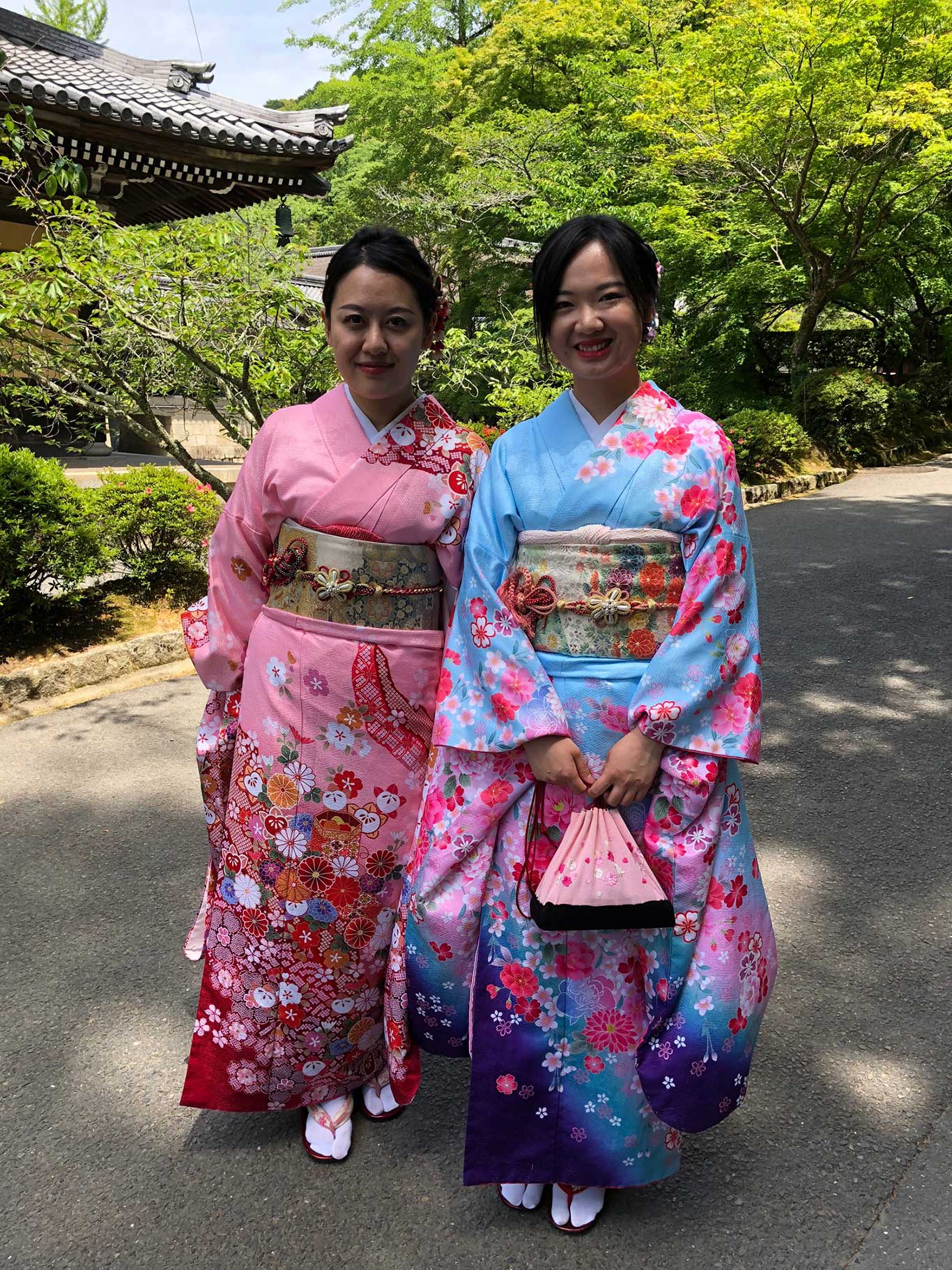 Japanerinnen in traditionelle Gewändern beim Spazieren im Zen-Garten des Tempels.&nbsp;