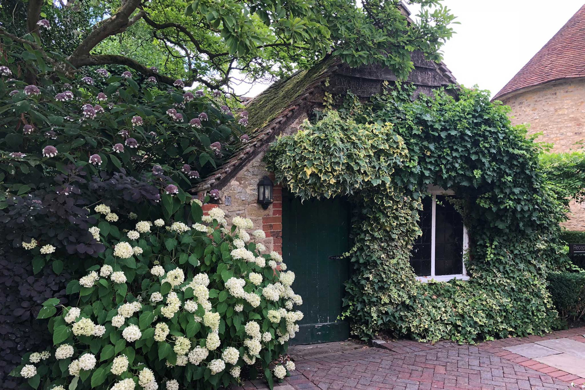 Der gefeierte Küchenchef Raymond Blanc verwöhnt die Gäste des »Belmond Le Manoir aux Quat'Saison Hotel« mit feinsten kulinarischen Genüssen. belmond.com