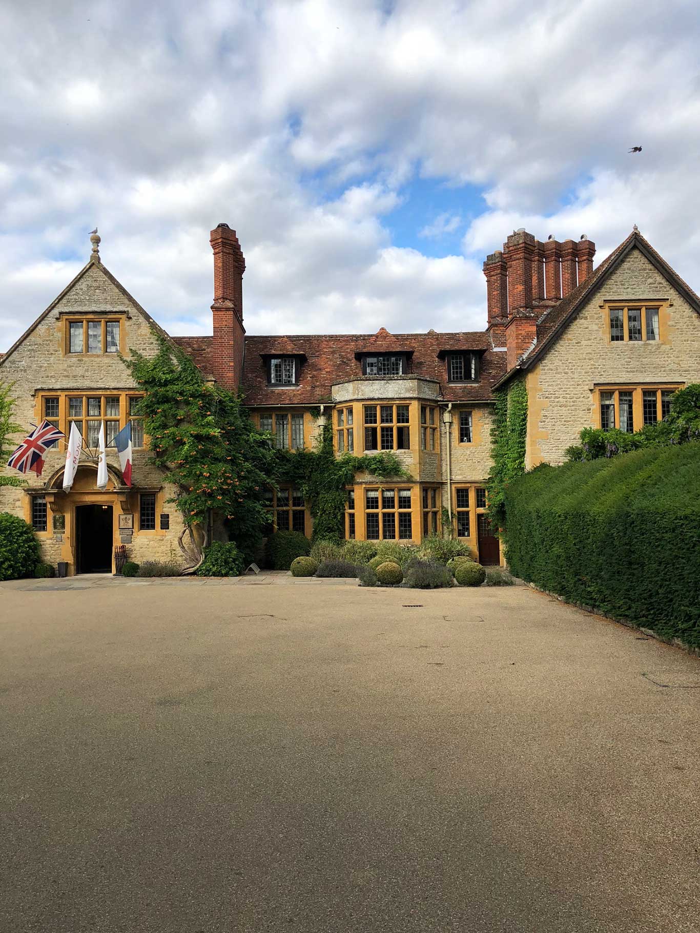 Umgeben von Wiesen, Blumenhecken und Obstgärten liegt das Hotel in einer idyllischen, typisch englischen Gartenlandschaft.&nbsp;belmond.com