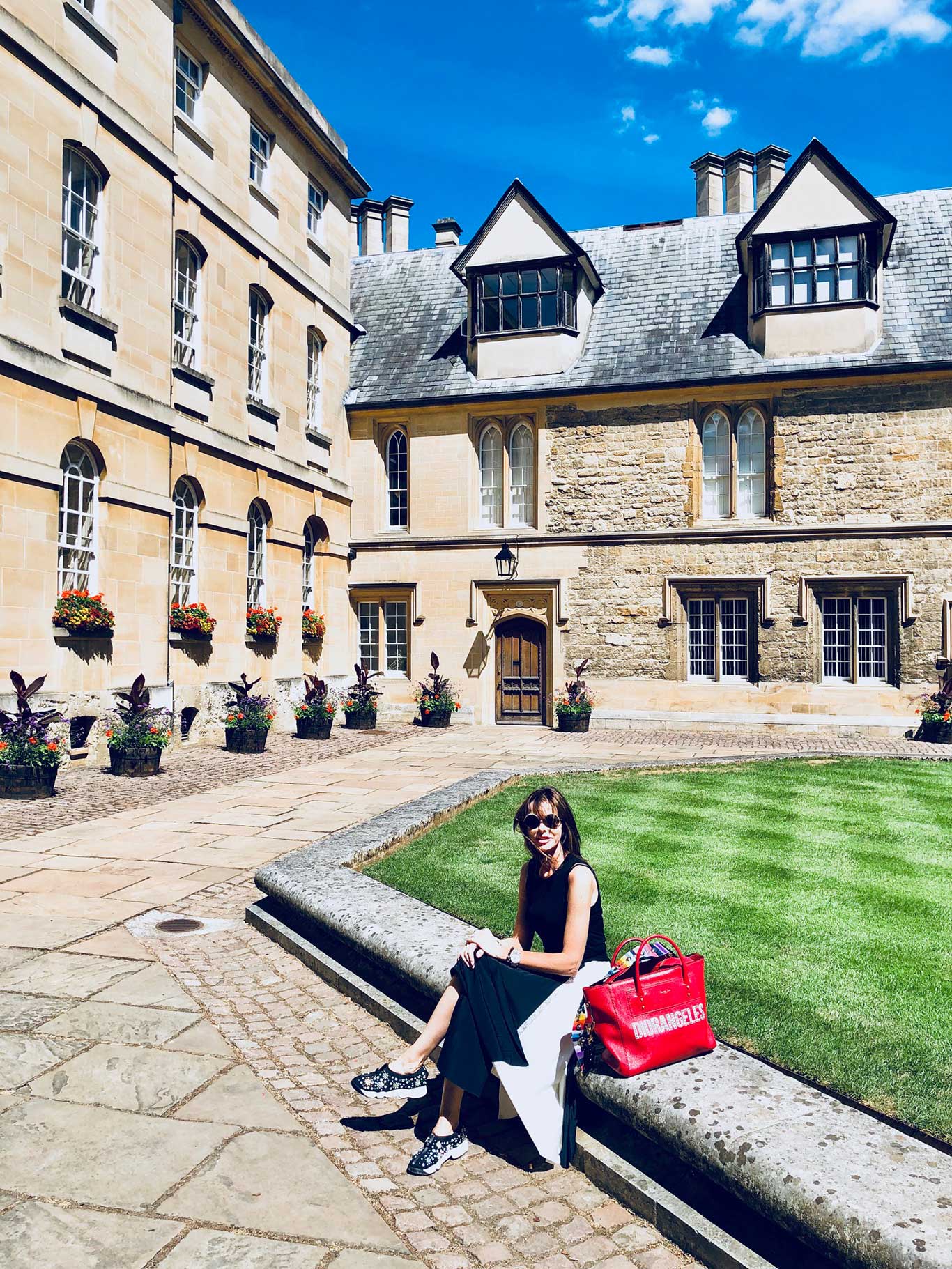 LIVING Herausgeberin Angelika Rosam im Hof des Trinity College in Oxford. trinity.ox.ac.uk