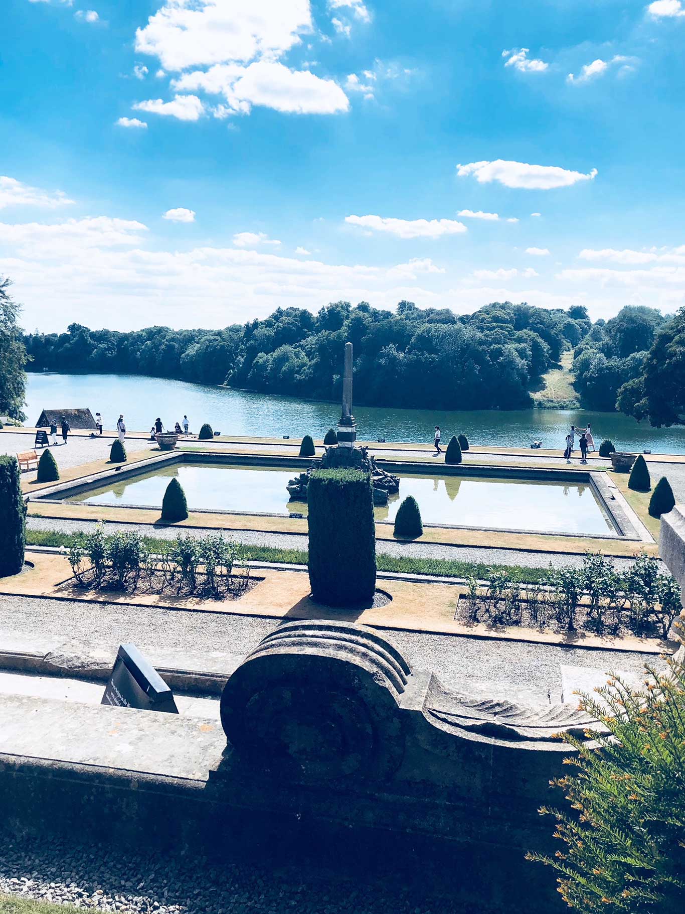 Blenheim Palace wurde für den Duke of Marlborough, John Churchill I. erbaut.&nbsp;In dem Schloss erinnert heute eine permanente Ausstellung an den bekanntesten Nachfahren des Dukes, Winston Churchill, der 1874 hier geboren wurde.