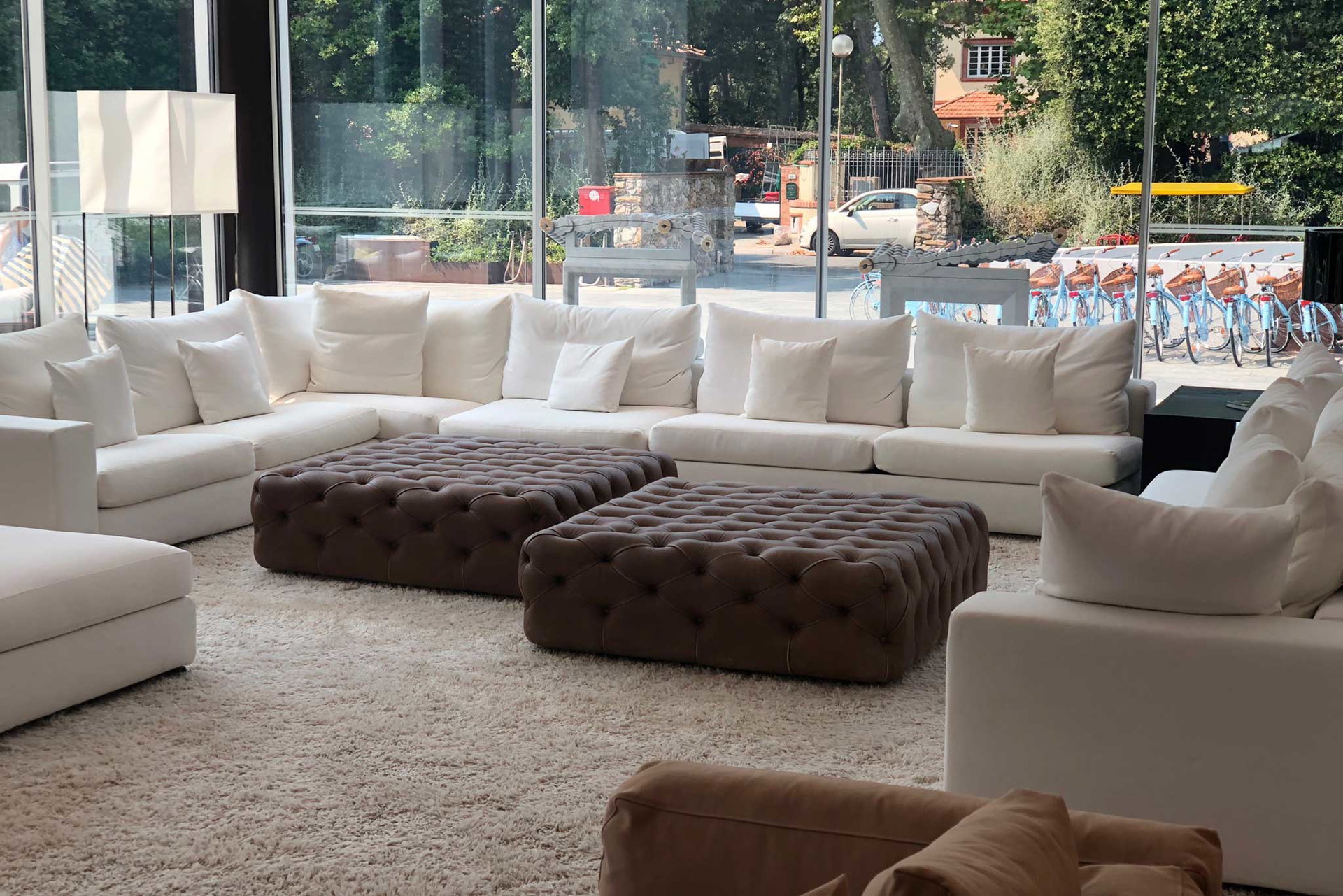 Erdige Farbtöne in Kombination mit frischem Weiß sorgen für Gemütlichkeit und Beach-House-Flair.&nbsp;principefortedeimarmi.com
