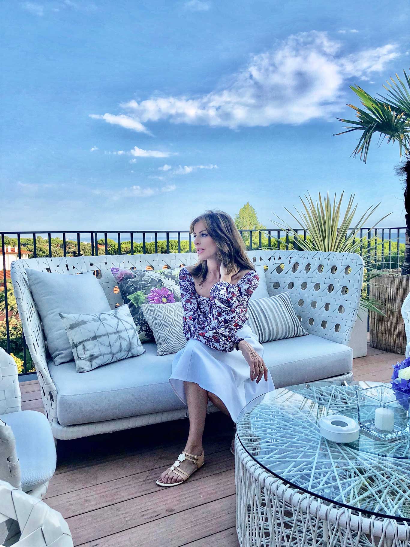 LIVING Herausgeberin Angelika Rosam auf der Terrasse des Hotels »Principe Forte Dei Marmi«. Infos unter: principefortedeimarmi.com