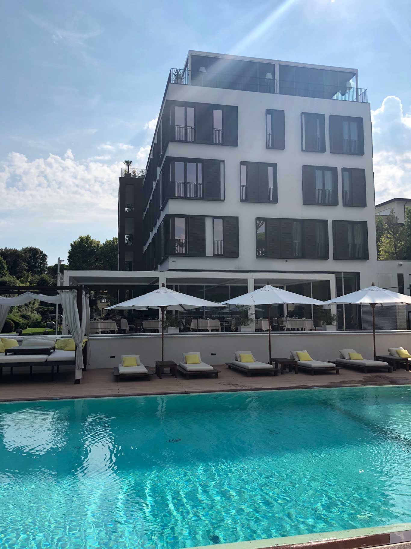 Am Pool des Hotels kann man herrlich relaxen.&nbsp;principefortedeimarmi.com