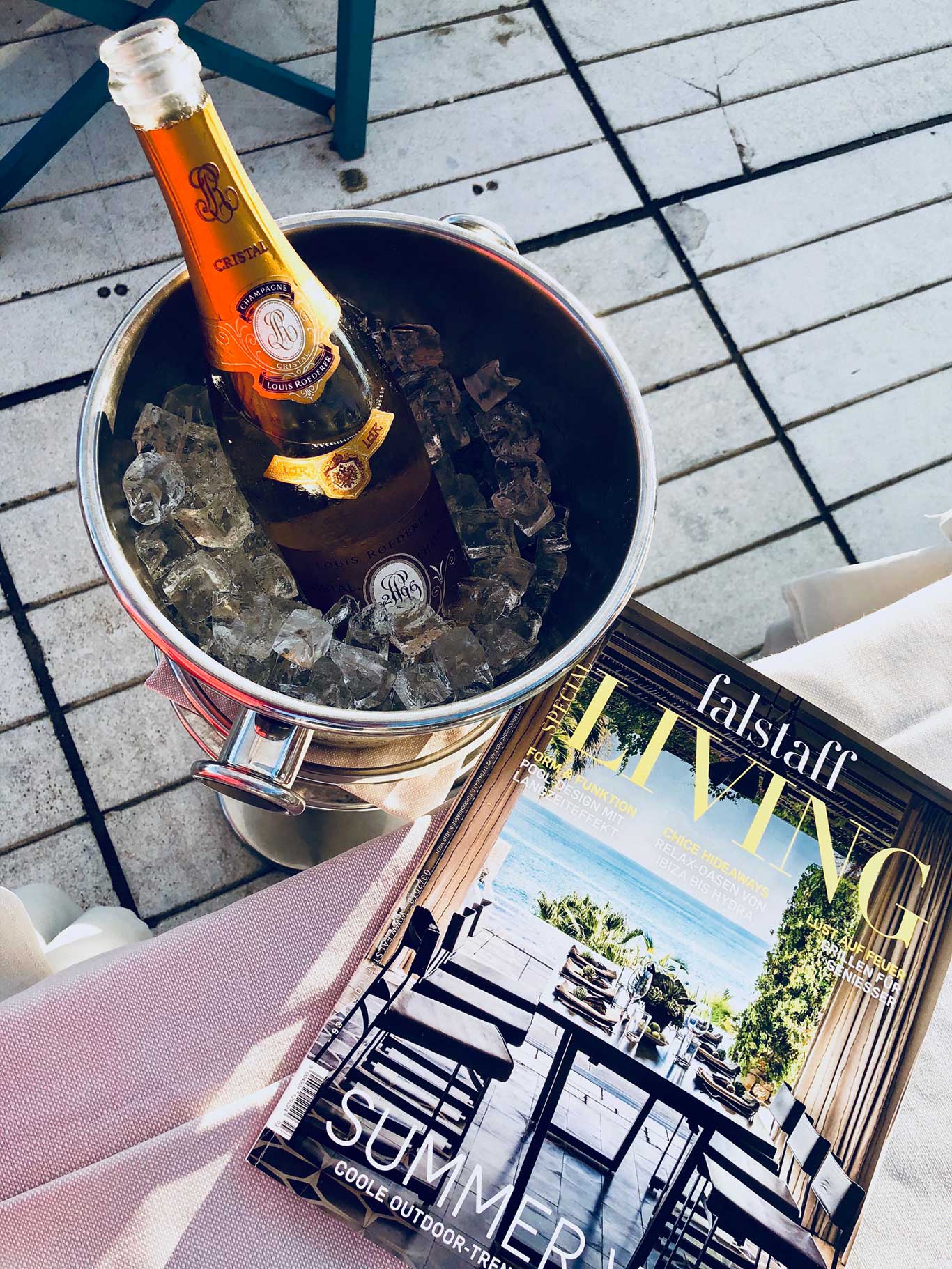 Natürlich darf die perfekte Urlaubslektüre nicht fehlen. Am besten genießt man die neueste Ausgabe von Falstaff LIVING, mit einem eisgekühlten Champagner – perfektes Setting: das Restaurant »L'Orsa Maggiore«.&nbsp;