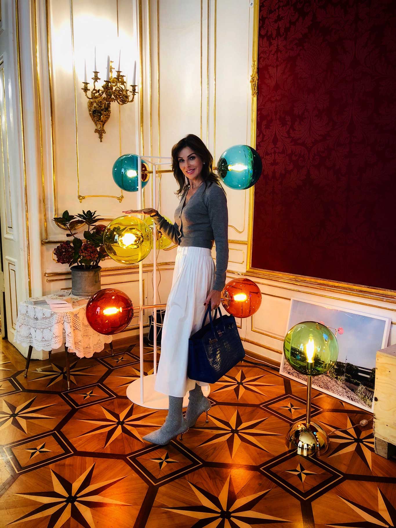 Angelika Rosam vor einer poppigen Lampen-Installation von Doris Darling.&nbsp;design-district.at