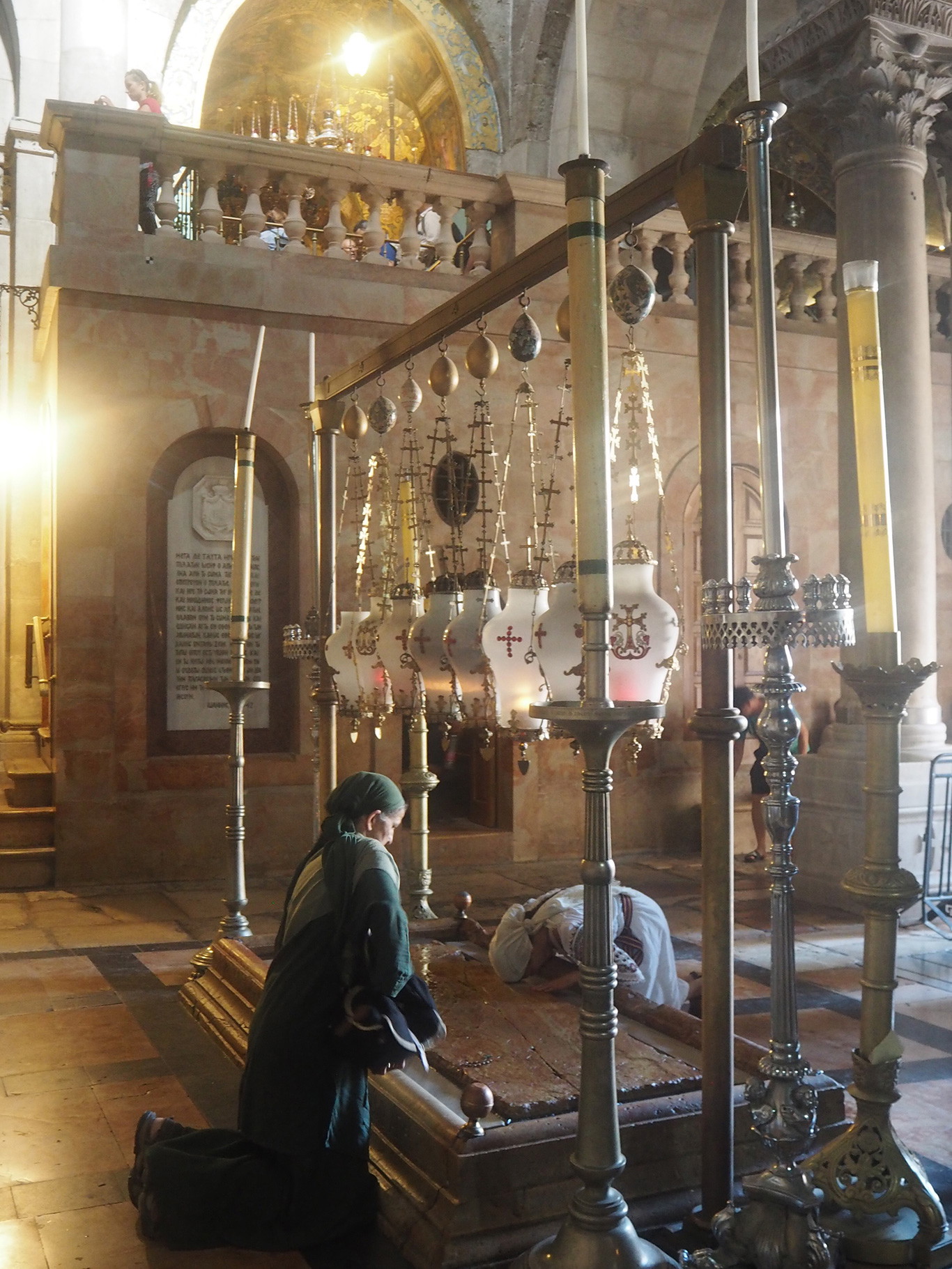 Am »Salbungsstein« beim Eingang der Kirche soll der Leichnam Jesu für die Bestattung vorbereitet worden sein.