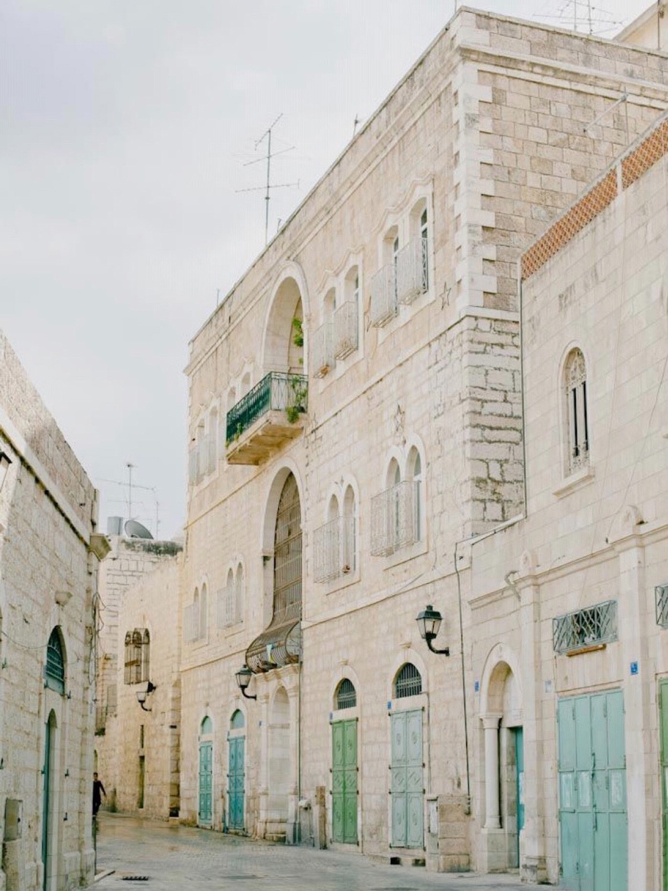 Nur knapp eine Stunde entfernt von Tel Aviv befindet sich Jerusalem. In der Altstadt gibt es neben historischen und religiösen Attraktionen auch eine beeindruckende Architektur.