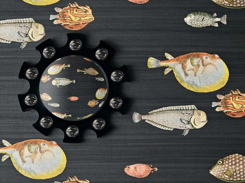 Fornasetti liebt das Meerestreiben. Für den Wallpaper-Hero Cole &amp; Son wurde extra diese&nbsp;amüsante Fische-Tapete entworfen, die fraglos Leben in den Raum schwimmt. cole-and-son.com