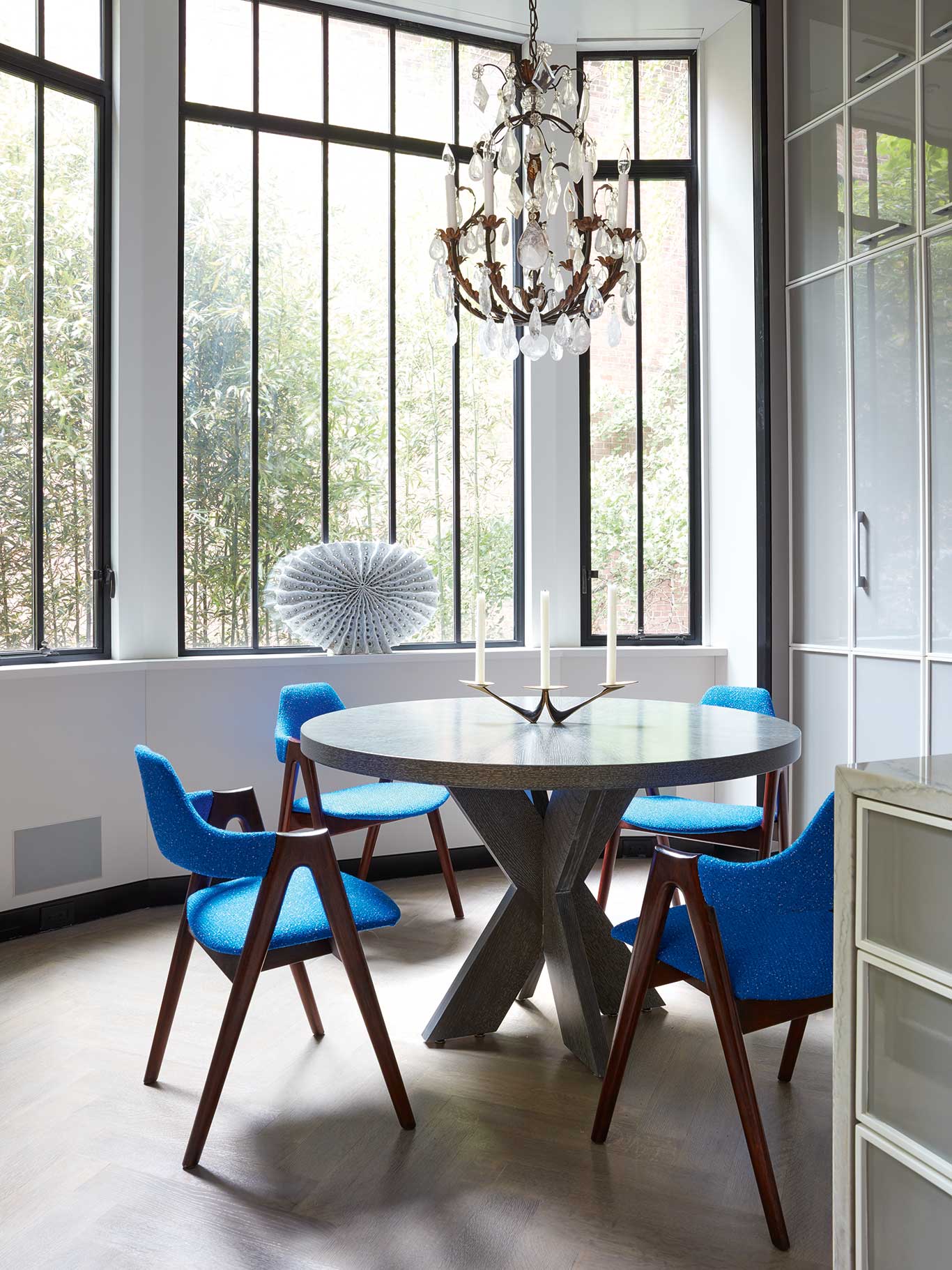 Der Tisch wurde von Eero Saarinen für Knoll designt, als Kontrastpunkt dienen neu&nbsp;überzogene Vintage-Stühle von Kai Kristiansen. Der Bergkristall-Luster stammt aus der Zeit von Louis XV.