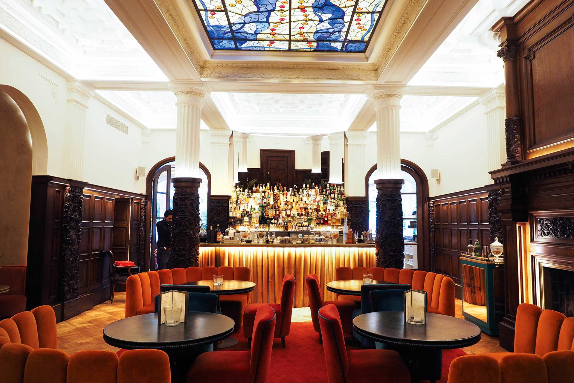 Rilke, Barcelona Die Idee, ein tolles Restaurant mit einer edlen Cocktailbar zu kombinieren, ist jetzt nicht wahnsinnig neu, momentan aber schwer angesagt. Das »Rilke« in Barcelona schlägt genau in diese Kerbe und verbindet spielerisch mediterranes Flair mit der Ästhetik der donaumonarchis-tischen Jahrhundertwende. Spanisches Hofzeremoniell mitten in der Hauptstadt Kataloniens, wenn man so will. Und da hier mit Rainer Maria Rilke auch noch einer der größten Dichter dieser Epoche Pate steht, kann es nur ein Fazit geben: Die meinen das ernst. Post-Ironie, die zum Verweilen einlädt. rilkebcn.com