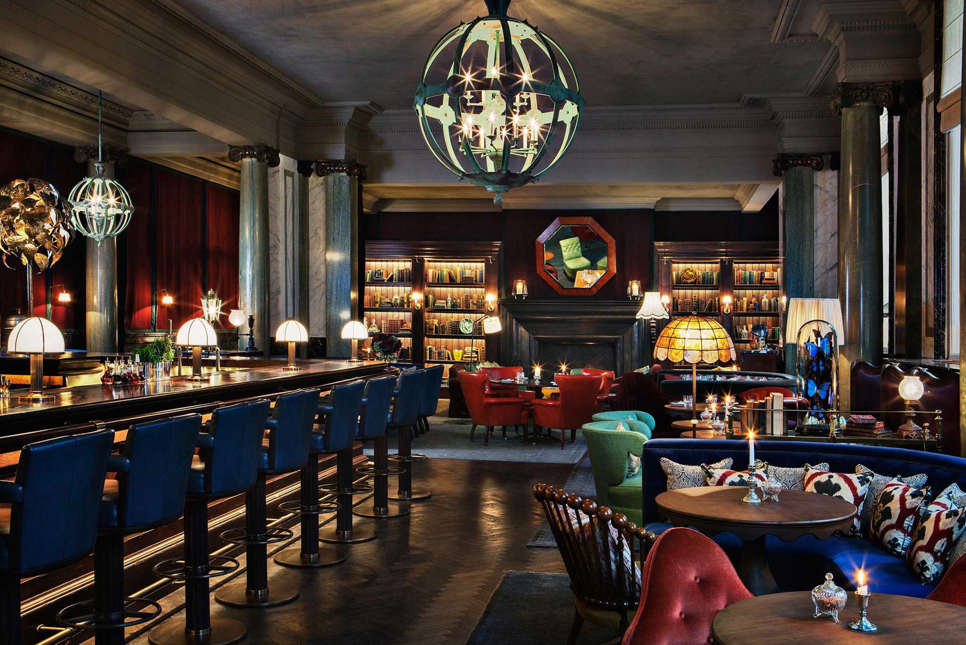 Scarfes Bar, London London ist nicht gerade arm an exzellenten Bars. Wer an der Themse die mit Abstand gemütlichste sucht, muss jedenfalls in die »Scarfes Bar«. Die ist dem legendären britischen Karikaturisten Gerald Scarfe gewidmet, der hier charmant referenziert wird. Für die innenarchitektonische Ausstattung ist Interior-Star Martin Brudnizki verantwortlich. Und der hat tief in die Gemütlichkeitskiste gegriffen. Offener Kamin, Vintage-Lehnsessel aus Samt oder Leder, Sofas zum Versinken und über 1000 antike Bücher im Regal sorgen dafür, dass man sich mehr in einem Gentlemen’s Club als in einer Bar wähnt. Völlig zu Recht findet sich daher die »Scarfes Bar« als Neueinstieg (Platz 55) auf der exklusiven »The World’s Best Bars List 2019«. scarfesbar.com&nbsp;