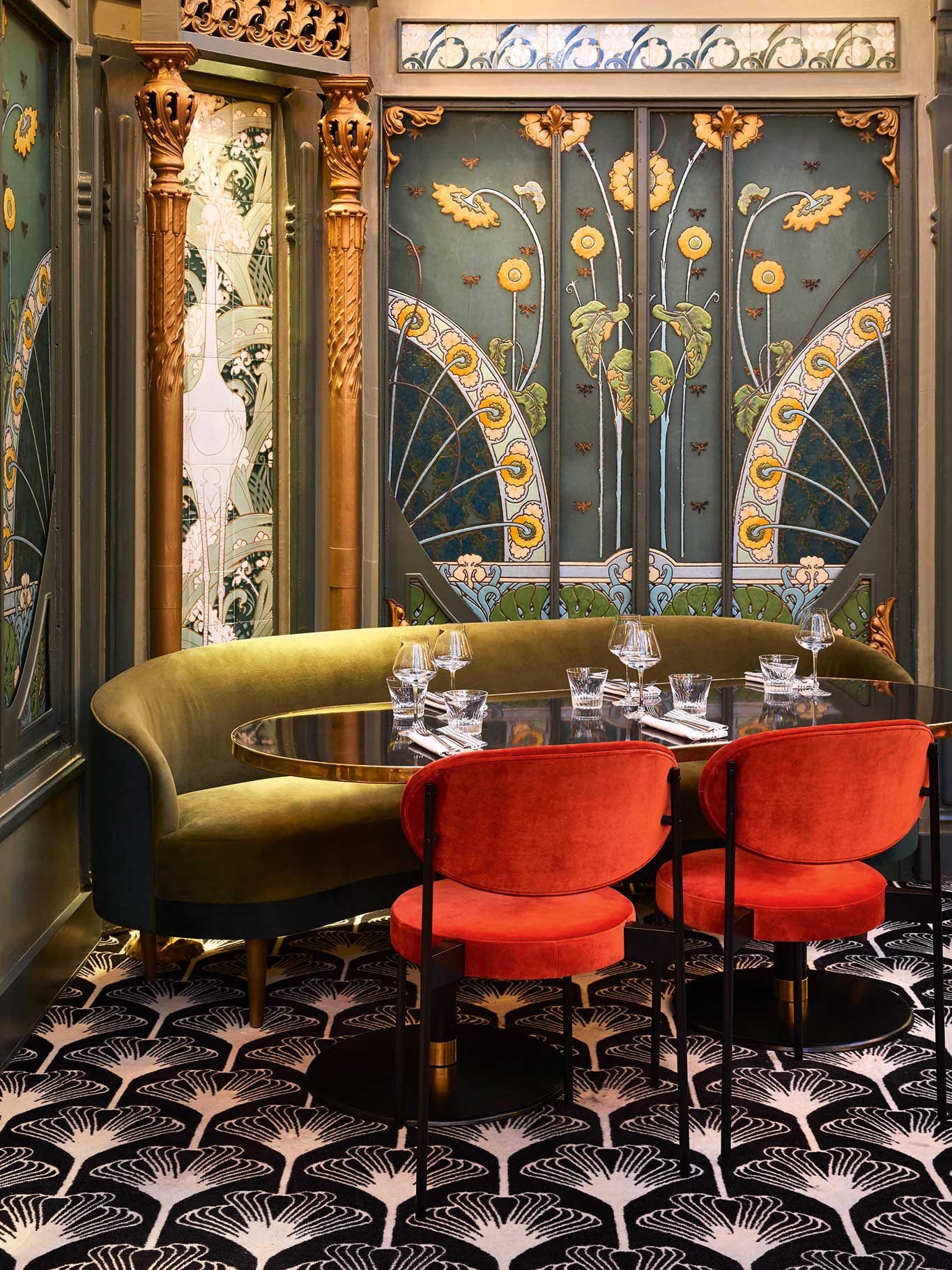 Beefbar, Paris Das Konzept der »Beefbar« – ein Mix aus High-End-Gastro und High-End-Design – hat seit fast 15 Jahren weltweit eine solide Fangemeinde. Der neueste Zuwachs in der »Beefbar«-Familie findet sich in Paris in unmittelbarer Nähe zur Champs-Élysées. Das gefeierte Innenarchitekten-Duo Humbert &amp; Poyet knöpfte sich die denkmalgeschützten Räumlichkeiten des le-gendären Pariser Lokals »La Fermette Marbeuf« vor. Mit viel gemütlichem Samt wurde eine angenehme, warme Atmos-phäre kreiert, die das Art-déco-Erbe des Hauses (Mosaike, Rundbögen, Marmor und Messing) zum Strahlen bringt. beefbar.com&nbsp;