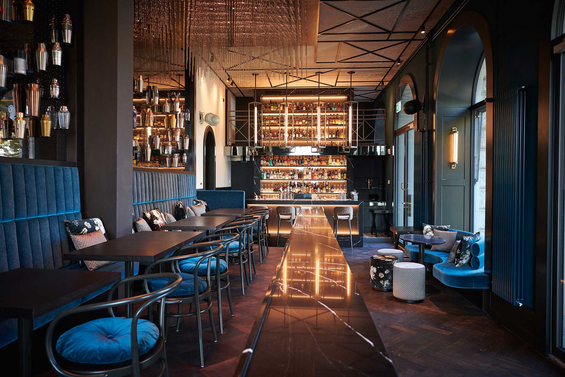 Bar am Wasser, Zürich Links die Limmat, rechts der Zürichsee. Es hat einen guten Grund, warum die »Bar am Wasser« heißt, wie sie heißt. Dirk Hany, einer der besten Barkeeper in der Schweiz, hat hier aus einem ehemaligen Anglershop eine kleine Wohlfühloase zum Versacken aufgebaut. Ein cleveres Spiel mit dem Licht schafft eine beschwingte Raumatmosphäre, das wunderschöne alte Parkett ergänzt das Neo-Art-déco der Bar perfekt, und dunkler, blauer Velours tut das Seine dazu. Momentan der Ort in Zürich, wo sich die In-Crowd trifft, weil hier alles passt. Drinks, Fingerfood und vor allem: Ambiente! baramwasser.ch