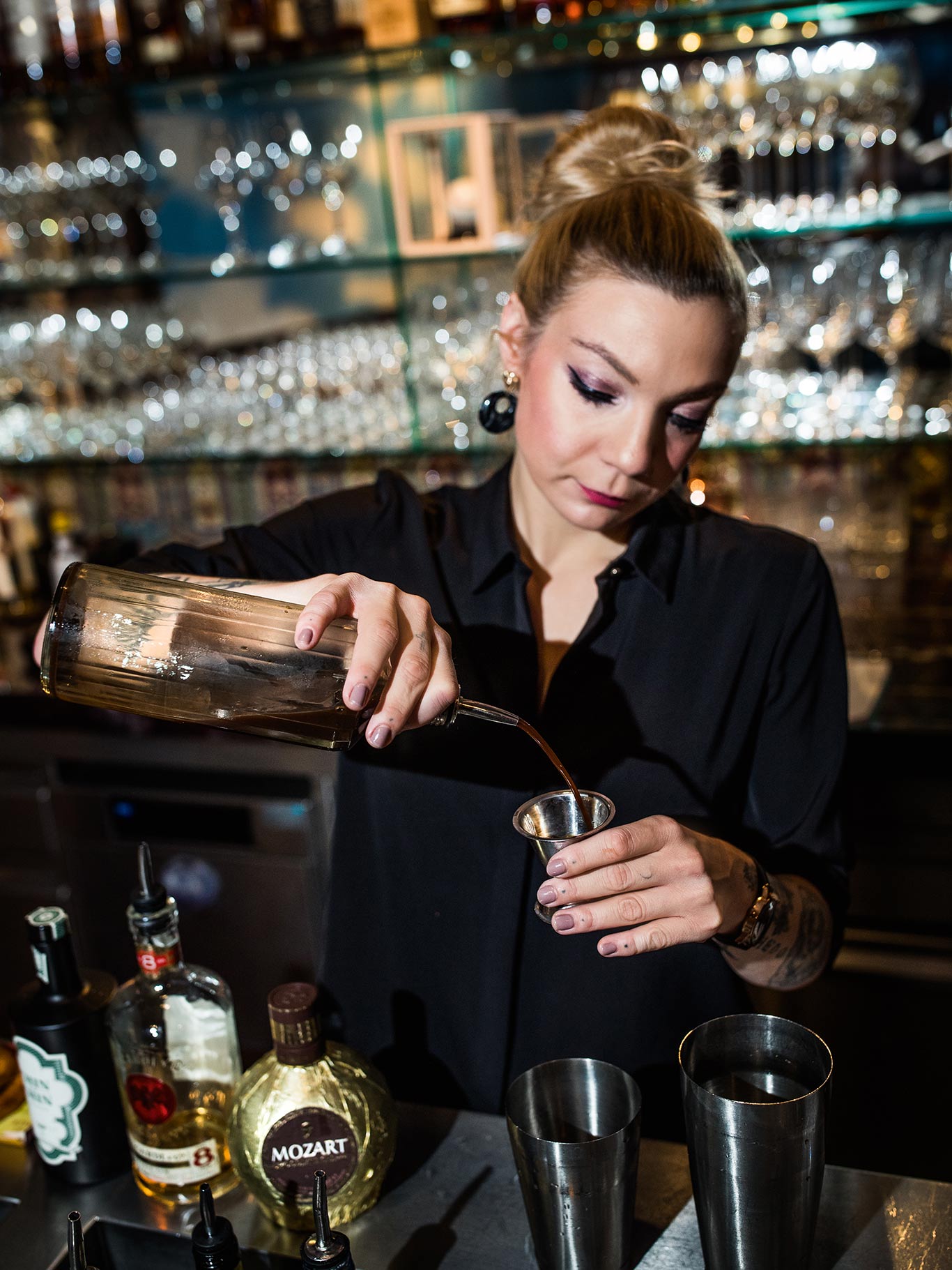 Jolien Hackett, die&nbsp;Barchefin im »Club&nbsp; X« empfiehlt, immer auch eine wärmende Note in den Drink zu integrieren – zum Beispiel Schokoladenlikör.&nbsp;oneofone.at