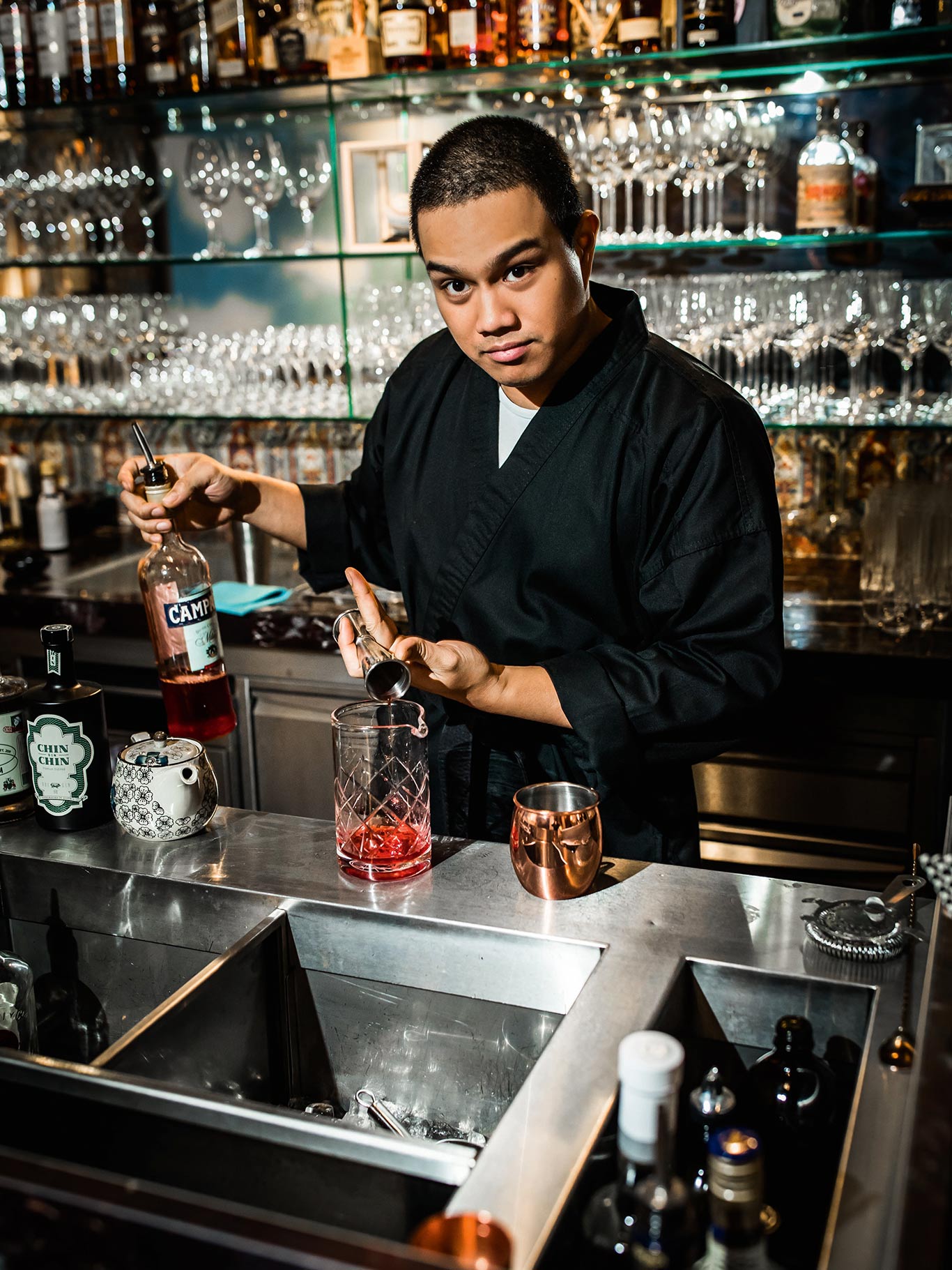 Timothy John, der »1o1«-Barchef lud für das Cocktailshooting in den legendären »G.O.A.T. Club« von Multigastronom Martin Ho. oneofone.at