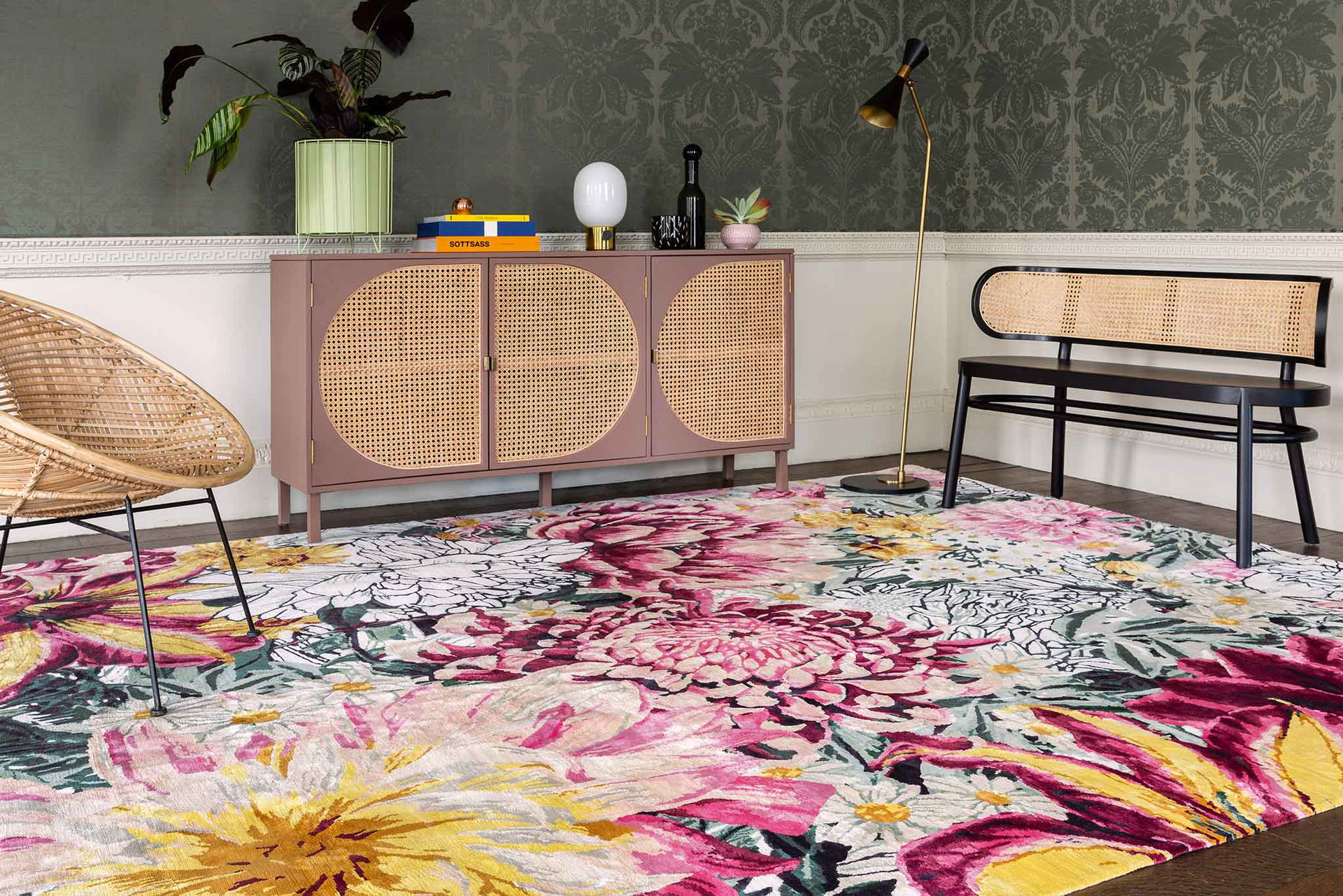 Der Teppich »Botanical Paradise« ist eine Ode an die Weiblichkeit und präsentiert eine hyperreale Blumenlandschaft. therugcompany.com