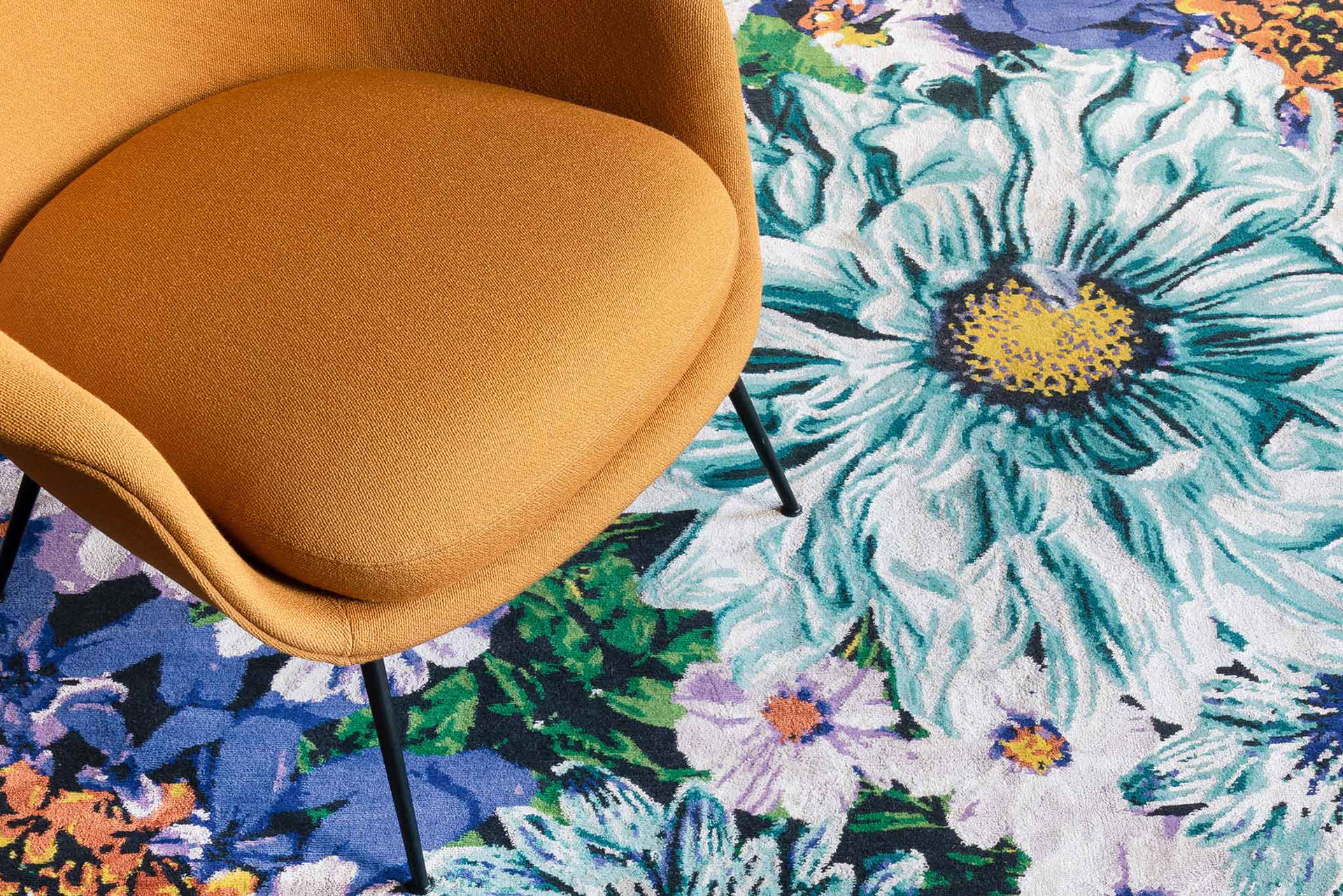 Magischer Realismus und kräftige Blau- und Lilatöne zeichnen das Modell »Bluebell Daydream« aus. therugcompany.com