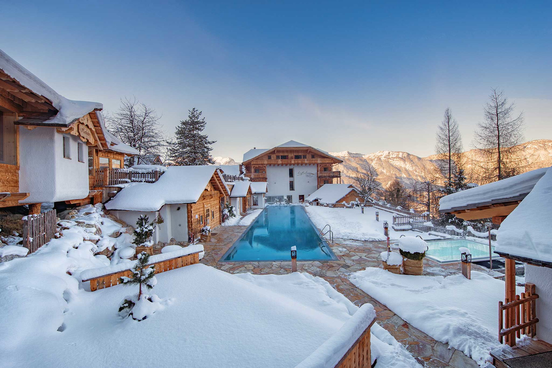 Sky Chalets Höflehner, Haus/Ennstal Die vier Suiten, die ein eigenes Reich mitten im 5-Sterne-Hotel bilden, sind mit unbehandeltem Zirben- und Altholz ausgestattet, Lampen aus Heu rücken das auf Natur fokussierte Design ins rechte Licht. Zwei in unterschiedliche Himmelsrichtungen ausgerichtete Balkone sichern zudem immer den besten Blick auf das Bergpanorama inklusive Sonnenauf- und -untergang. hoeflehner.com