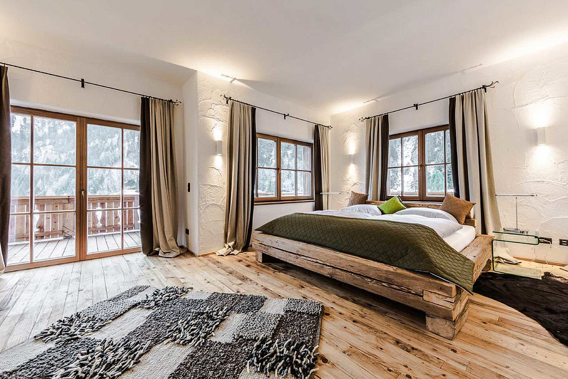 Grand Chalet Eggerfeld, Flattach Auf 300 Quadratmetern Wohnfläche ist hier Altholz das stilgebende Material, ein Blickfang ist zudem der große, geschmiedete Herd. Zwei Junior-Suiten sowie eine Luxussuite bieten Platz für sechs bis maximal zehn Gäste. Denen steht auf Wunsch auch ein privater Koch sowie ein Skilehrer zur Ver-fügung. Die Location ist so einzigartig und idyllisch, dass das Chalet regelmäßig als Filmkulisse dient. eggerfeld.at