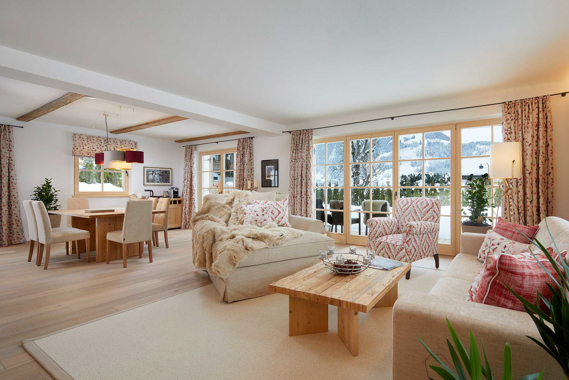 Tennerhof Luxury Chalets, Kitzbühel Die drei Luxus-Chalets geben einen wunderbaren Blick auf die Gamsstadt frei. Inkludiert ist ein privater Spa-Bereich mit Sauna und Whirlpool sowie natürlich sämtliche Annehmlichkeiten des 5-Sterne-Hotels. Ein Special ist das Digital-Detox-Service: Die Schlafzimmer sind von elektrischen Wechselfeldern abgeschirmt und versprechen so einen besonders erholsamen Schlaf. tennerhof.com