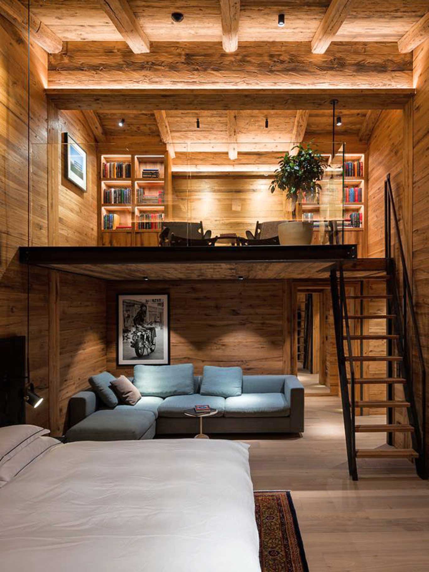The Arula Chalets, Oberlech Direkt an den Hängen des Arlberg-Skigebiets gelegen, wartet in den beiden Chalets (für 21 beziehungsweise 8 Personen) Luxus pur: Butler-Service rund um die Uhr, Concierge und privater Koch. Ob die Dienste des Chauffeurs bei eigenem Kino, Innen- und Whirlpool -sowie Wellness-bereich überhaupt notwendig sind? Egal, auch er steht 24 Stunden am Tag zur Verfügung. arulachalets.com