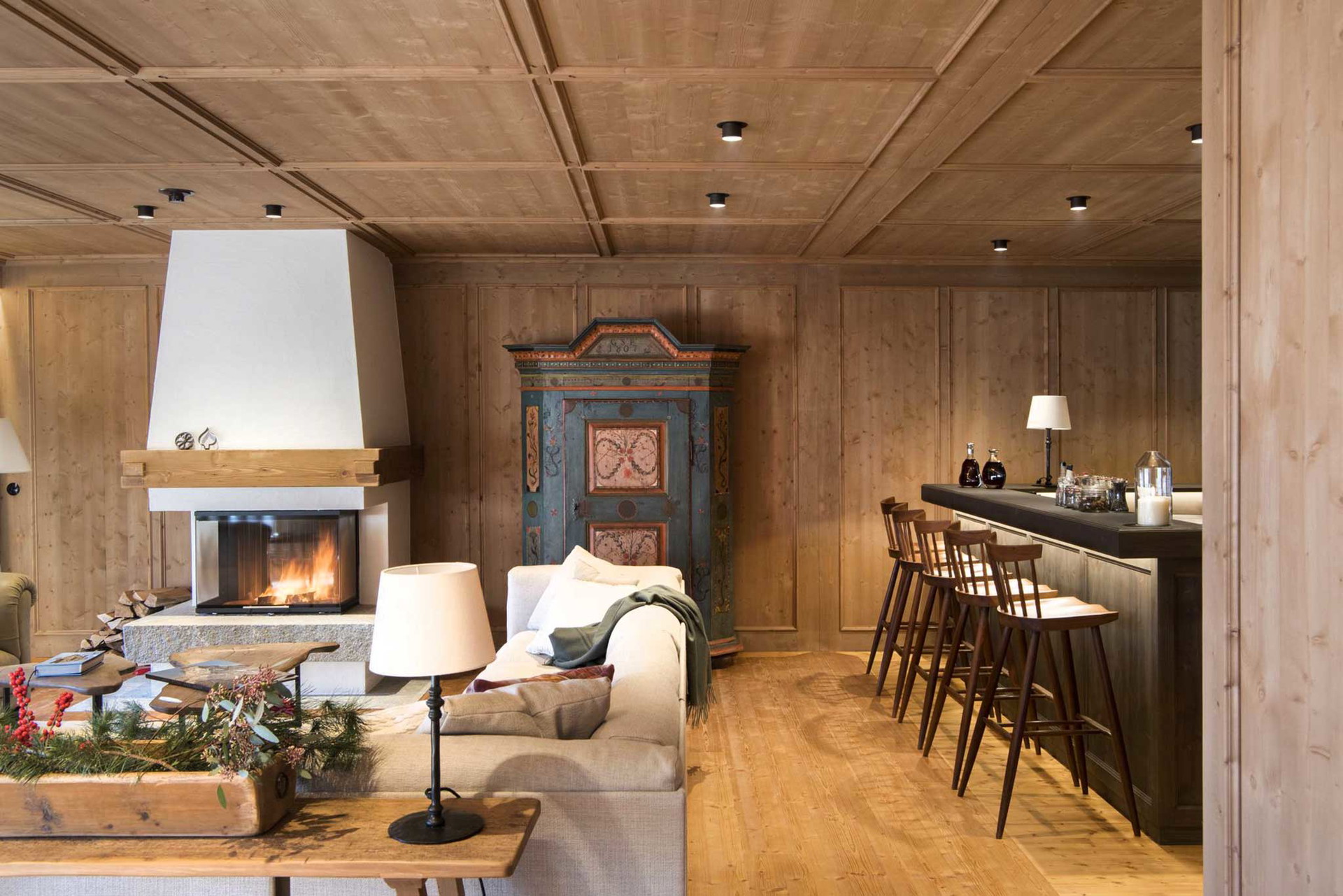Chalet Mimi, Oberlech 14 Meter langer Innenpool, Whirlpool, Sauna und Dampfbad, Privatkoch, Chauffeur und Butler – das alles für maximal 14 Gäste unter einem Dach auf 830 Quadratmetern. Im Weinkeller lagern die feinsten Tropfen, und im Kamin knis-tert das Feuer. Wem die fünf Gehminuten zur Piste zu weit sind, der vergnügt sich im ebenfalls inkludierten Heimkino oder in der privaten Bibliothek. chaletmimi.com