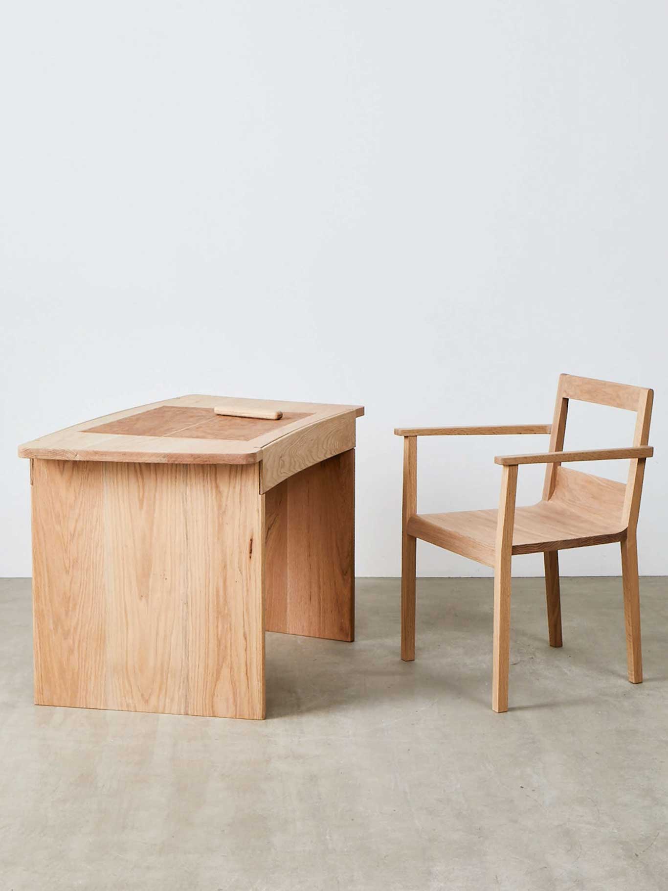Die Möbelfirma Benchmark gab während des London Design Festivals diverse Designs aus amerikanischer Roteiche in Auftrag. Cox -kreierte daraus diesen aufklappbaren Schreibtisch.&nbsp;sebastiancox.co.uk