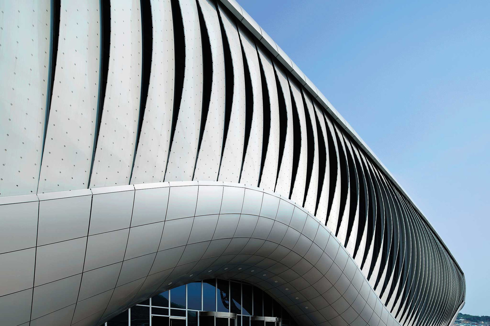Thematic Pavilion, Yeosu, Südkorea Poesie in Bewegung: Der vom österreichischen Büro soma konzipierte Themenpavillon auf der Expo 2012 im koreanischen Yeosu wurde vom Thema »Der lebende Ozean und die Küste« zu einer bionischen Form mit kiemenartigen Fassadenöffnungen angeregt, deren 108 Lamellen aus glasfaserverstärktem Kunststoff in sanften Wellen schwingen. soma-architecture.com