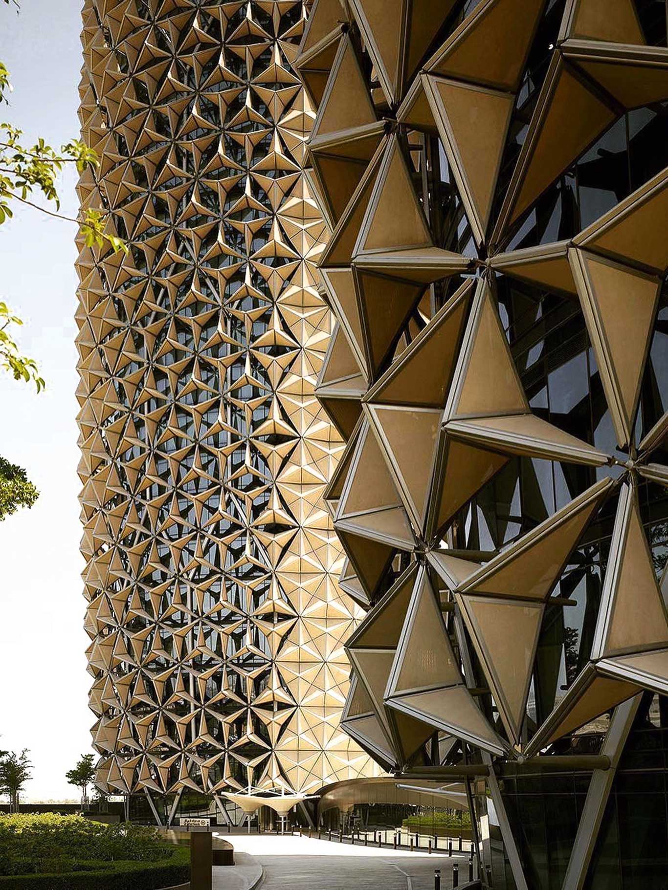 Al Bahr Towers, Abu Dhabi Intelligenz trifft Tradition in der Wüste: Für die 2012 fertiggestellten, 145 Meter hohen Al Bahar Towers in Abu Dhabi konzipierte das BüroAedas eine Fassade, die auf der Maschrabiyya, der ornamentalen islamischen Gitterwand, basiert. Diese bewegt sich mit dem Sonnenverlauf und sorgt für Schatten, wodurch der Bedarf an energieaufwendigen Klimaanlagen reduziert wird. aedas.com