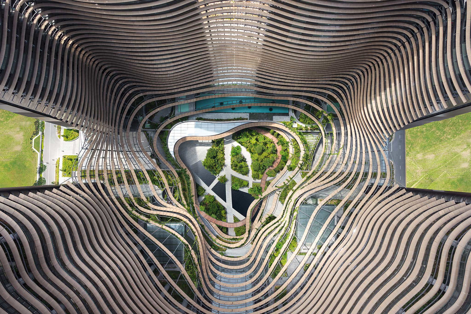 Marina One, Singapur Eine Oase in der Millionenstadt: Der 2018 eröffnete Komplex Marina One in Singapur hat ein grünes Herz, das sich um Frischluft und Mikroklima kümmert. Um diesen tropischen Park sind vier Türme gruppiert, deren Fassaden sich wie Reisterrassen in die Höhe staffeln. Wie in einem Regenwald unterscheiden sich Flora und Fauna in jedem Stockwerk, Sonnenblenden sorgen für Schutz und Kühlung. ingenhovenarchitects.com