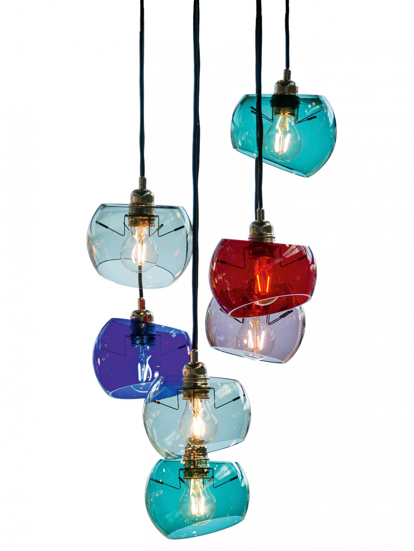 Pendelleuchte »Glass Moons« des Herstellers Licht im Raum. Die verschiedenfarbigen Schirme stammen aus der Poschinger-Glashütte. licht-im-raum.de
