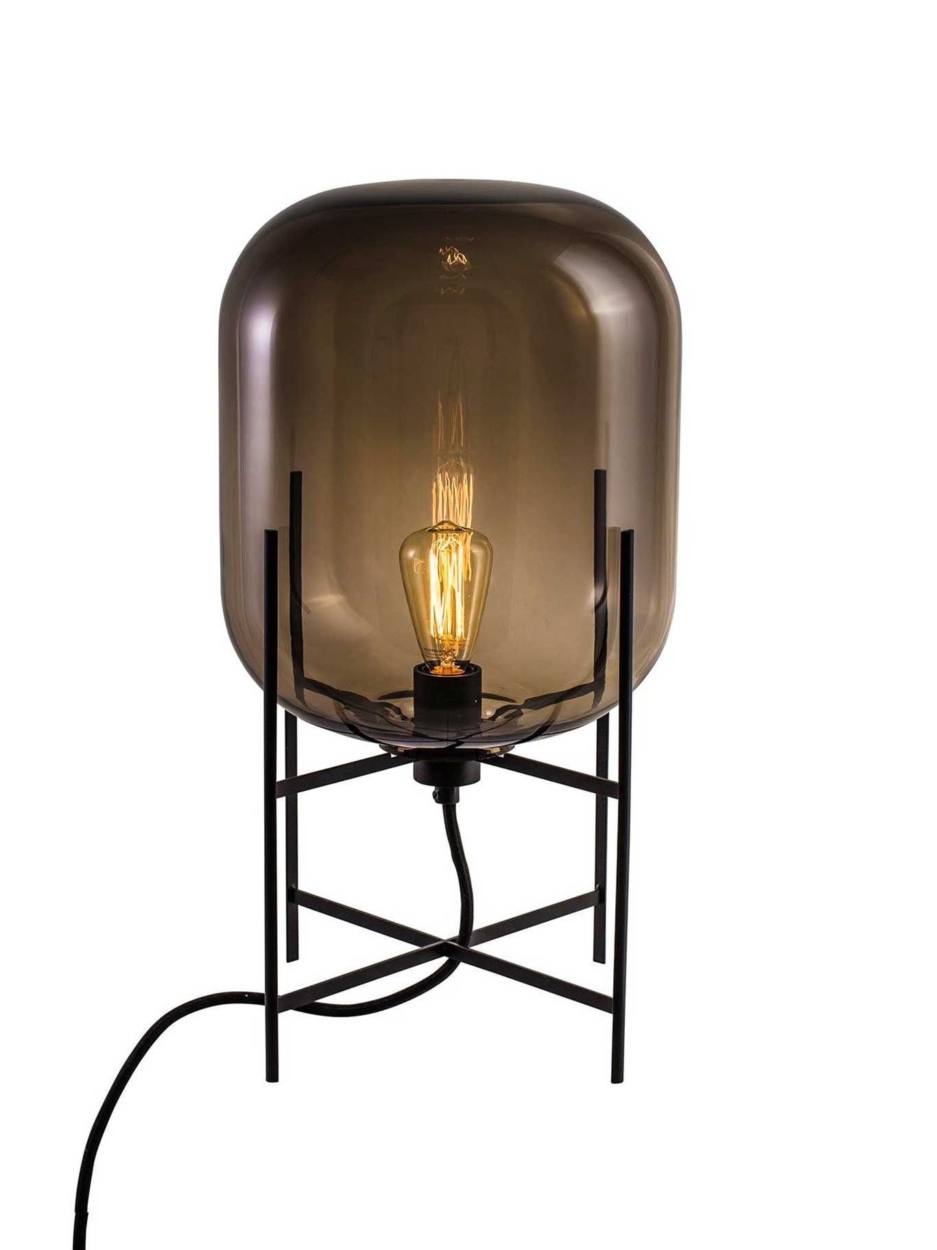 Ein getönter Ballon, handgefertigt, voller Licht: Stehleuchte »Oda« von Designer Sebastian Herkner für Pulpo.&nbsp;pulpoproducts.com